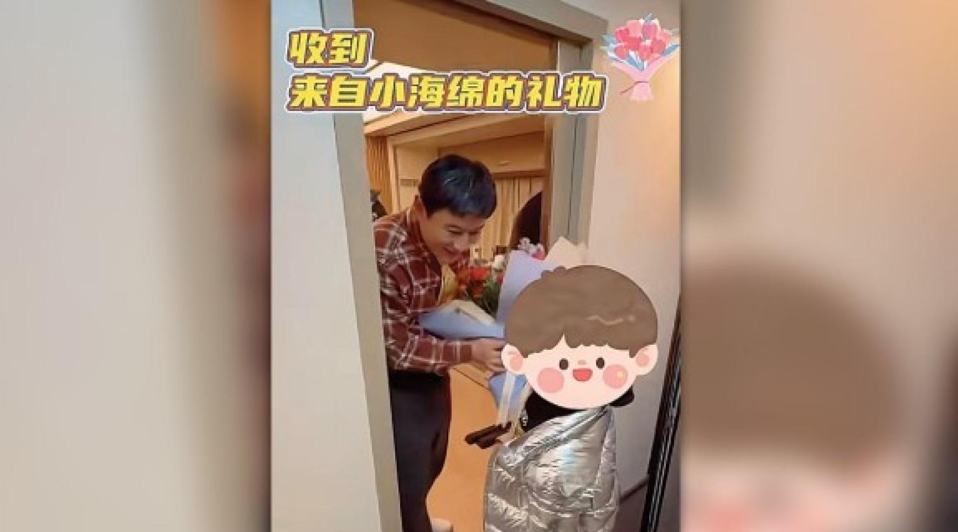 黄晓明晒两父子温馨相处片段。