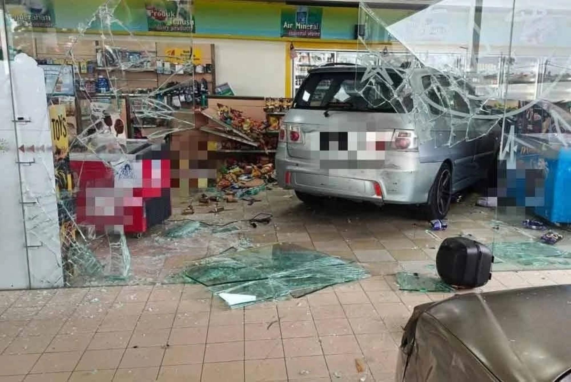 轿车撞破落地玻璃，停在便利店内。