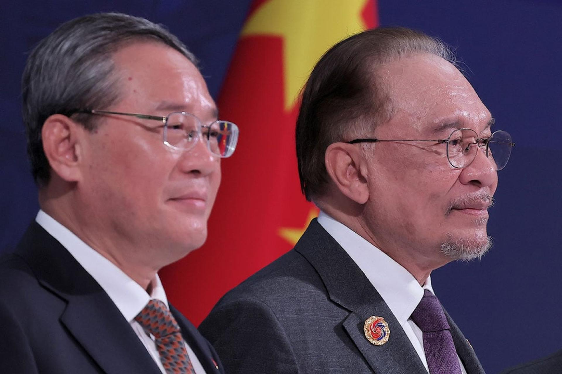 李强（左起）与安华举行双边会谈，双方重点讨论强化贸易与投资合作，同时就区域重大课题交换意见。