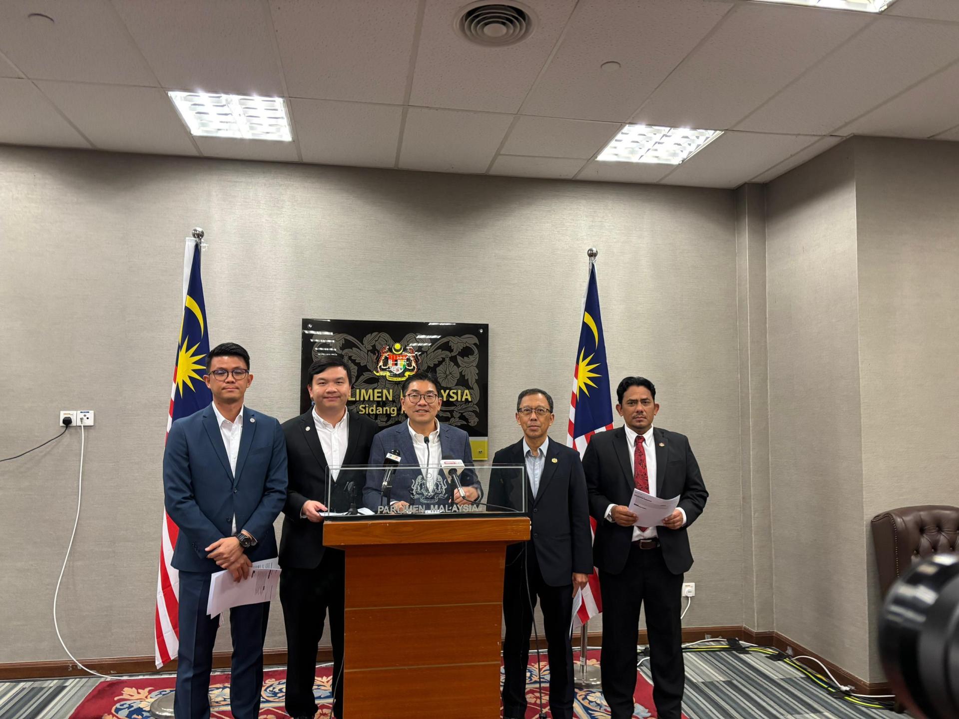 美里国会议员赵俊文（左2）和其他公正党国会议员合影。