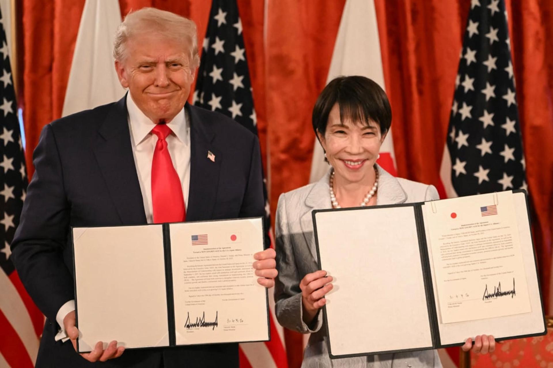 高市早苗与特朗普签署有关稀土和重要矿物供应及确保的文件。