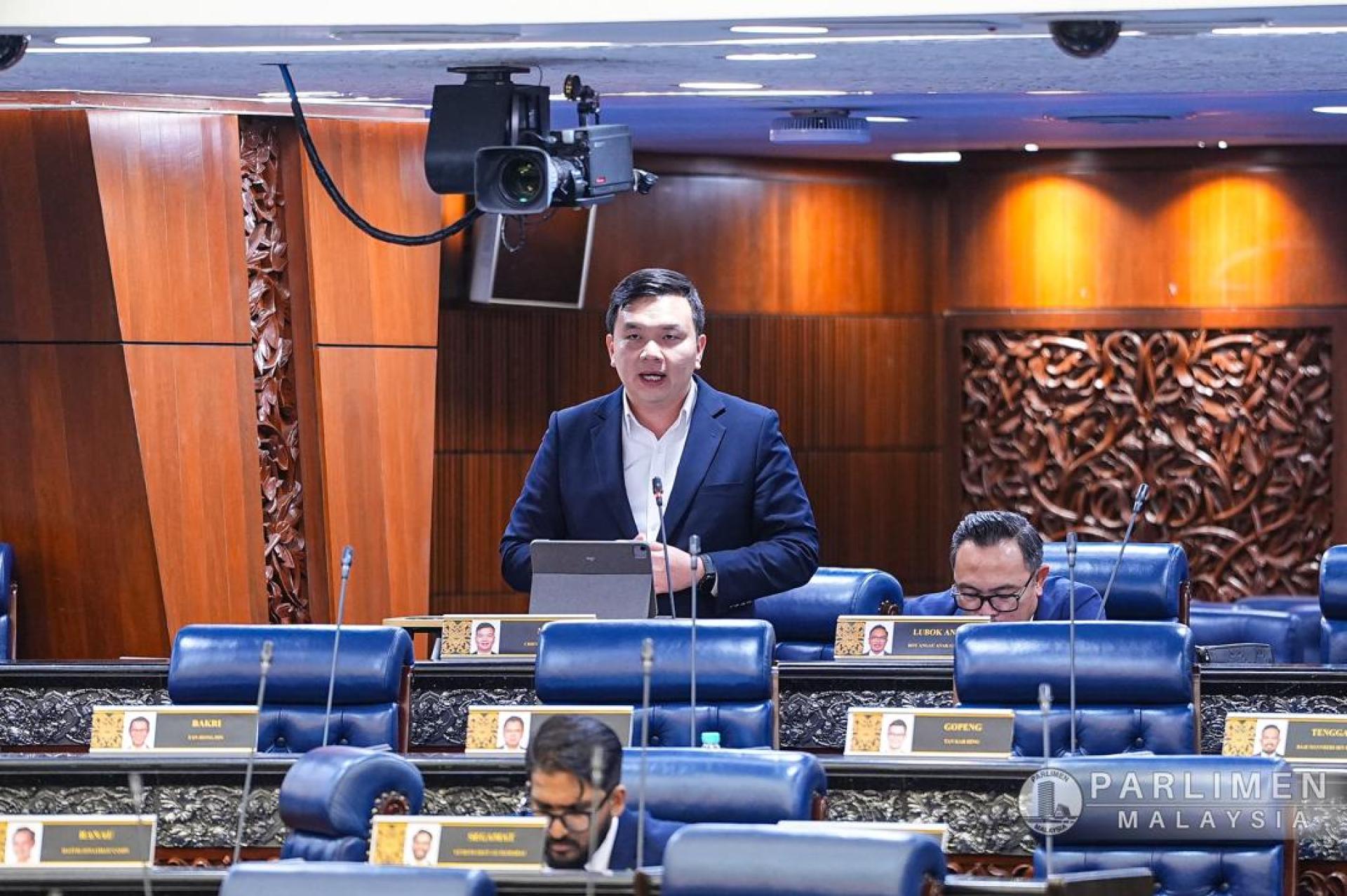 美里国会议员赵俊文昨日在国会2026年财政预算案辩论中，呼吁教育部正视教师专业尊严日益被削弱的问题。