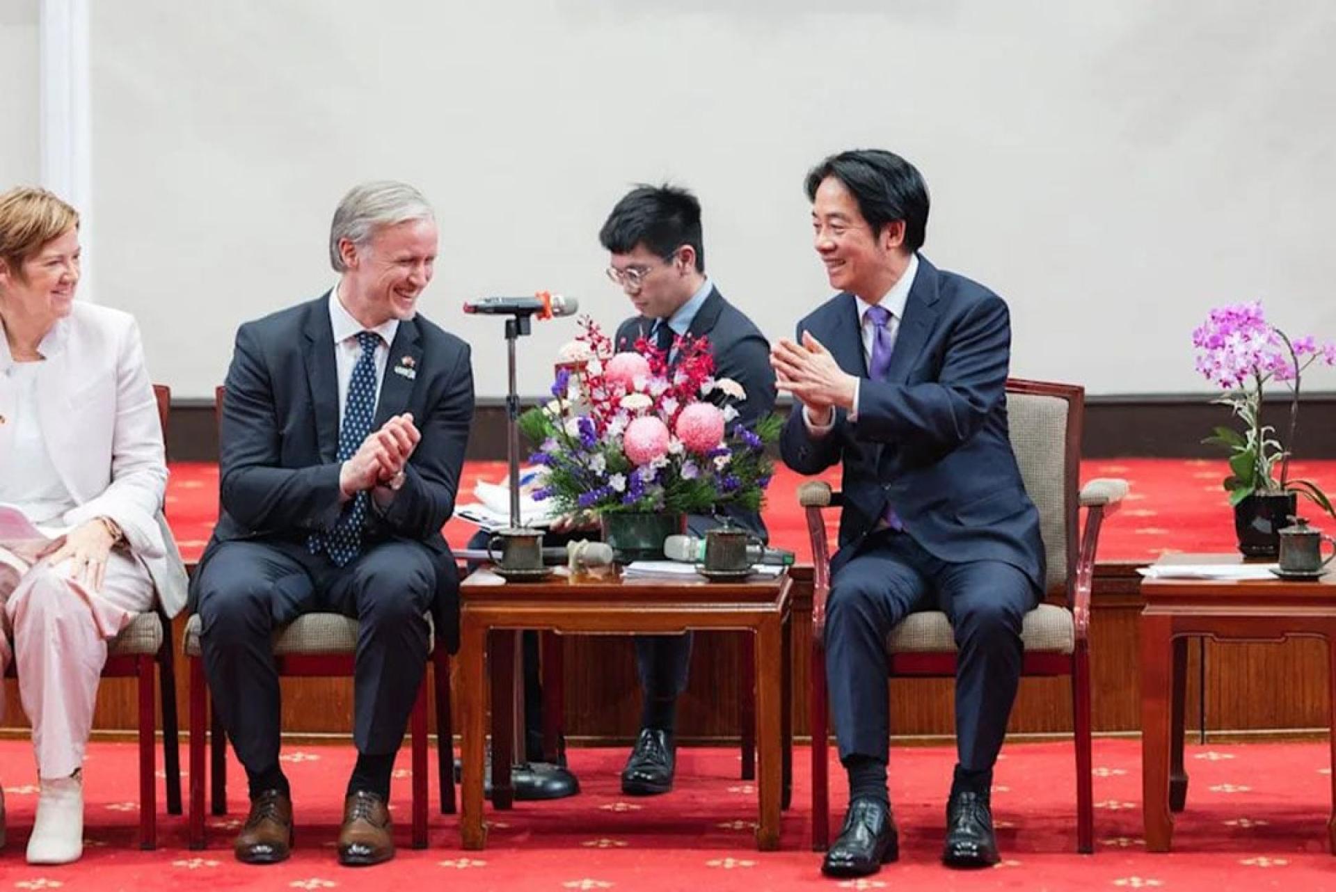 台湾总统赖清德（右）28日接见“福尔摩沙俱乐部年会”暨“台欧海底电缆安全合作论坛”与会的欧洲外宾。