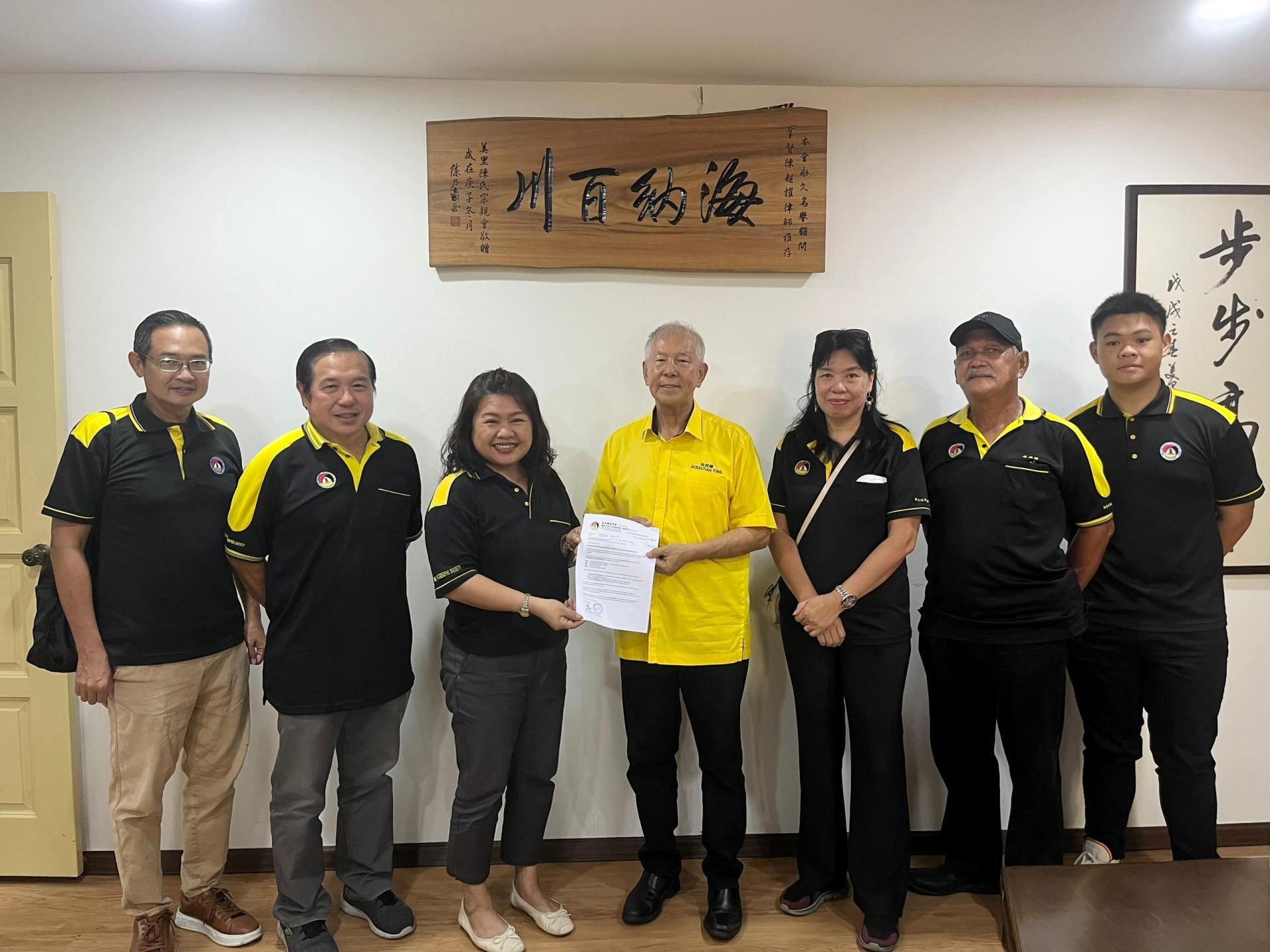 美里摄影协会会长李佩佩（左3）诚挚邀请拿督陈超耀律师（右4）担任嘉宾出席，见证活动并给予支持与鼓励。