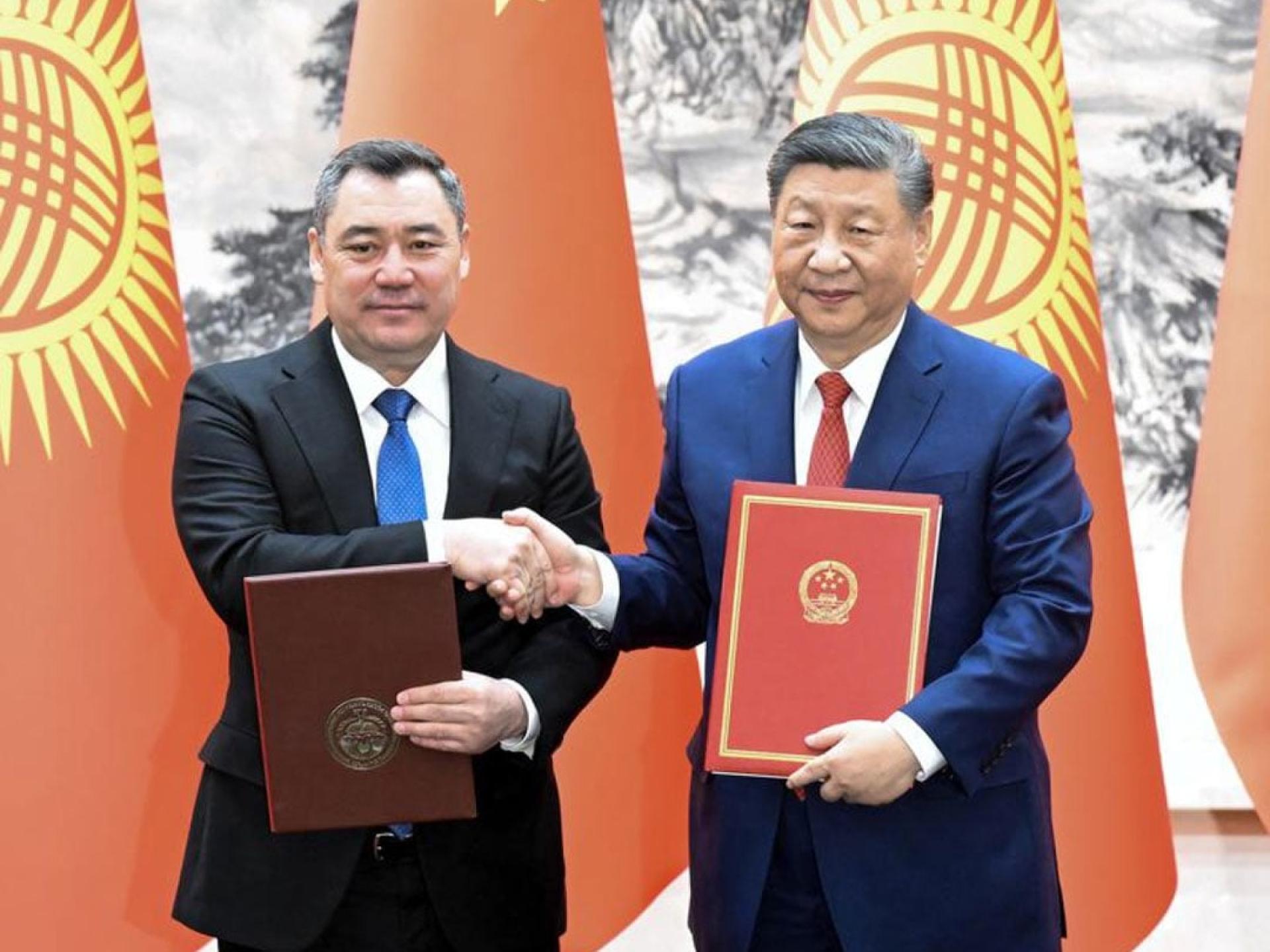 中国国家主席习近平2月5日与吉尔吉斯总统扎帕罗夫共同签署多项合作文件。（新华社档案照）