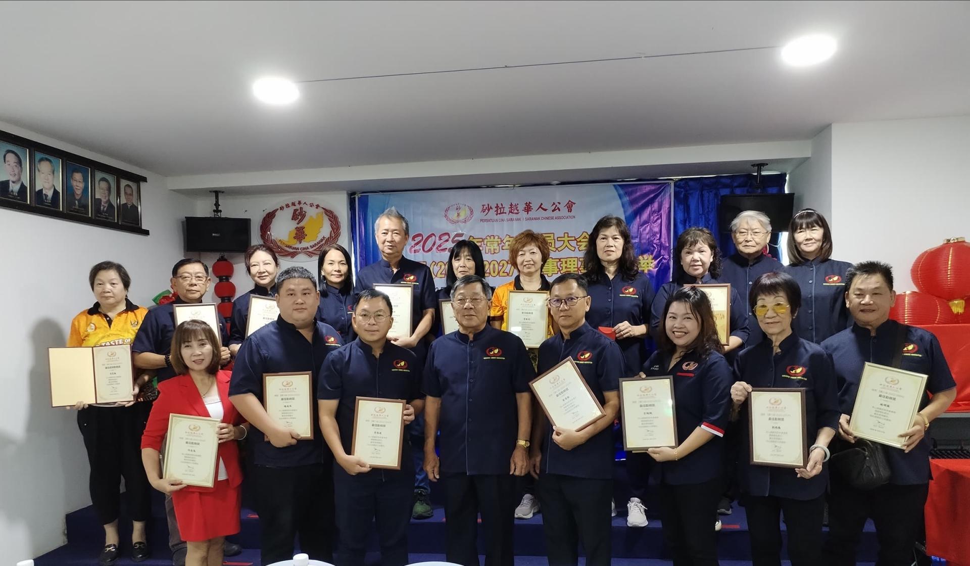 获得最佳勤务奖的理事合影。