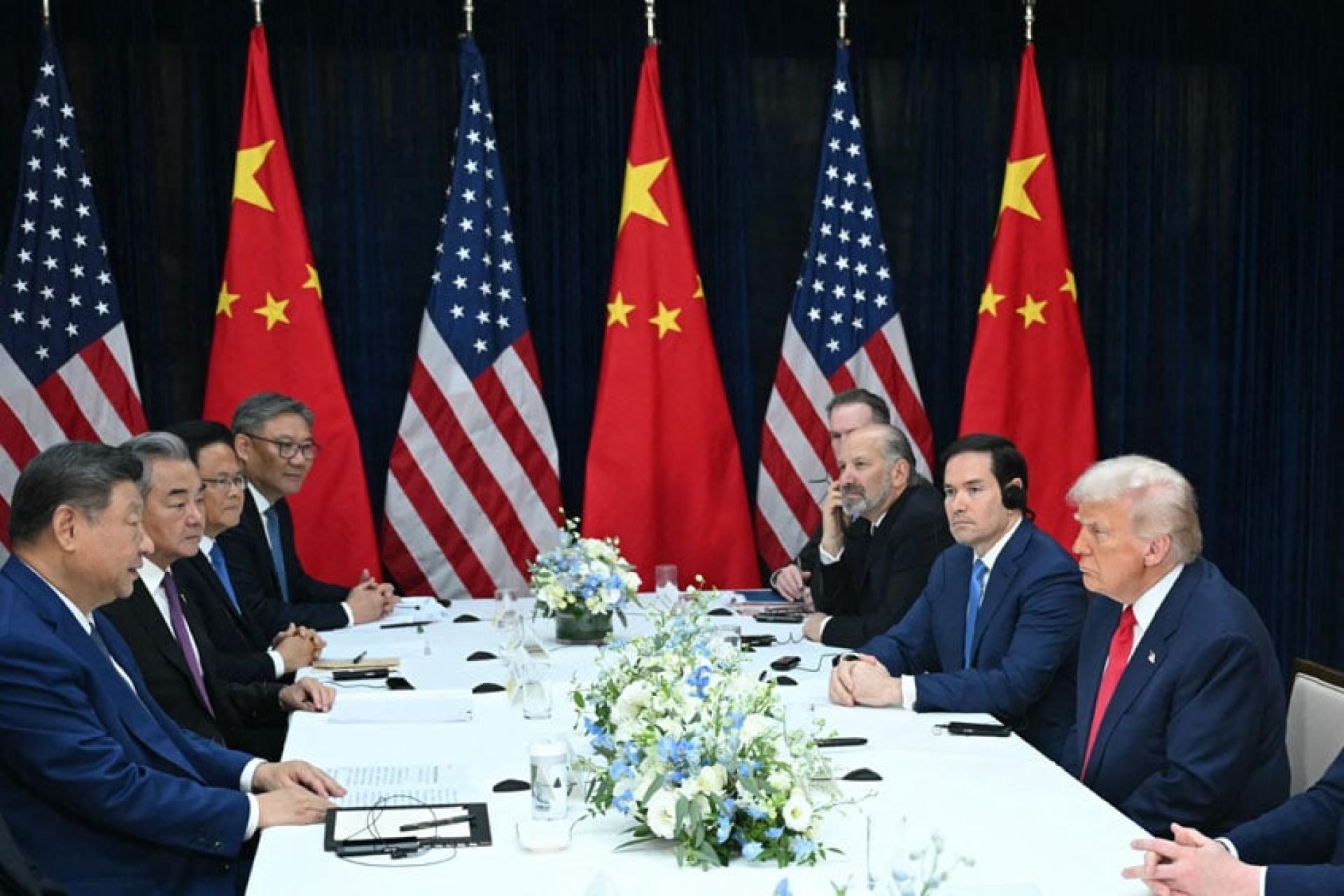 中国国家主席习近平（左一）与美国总统特朗普（右二）于30日上午在韩国釜山举行会晤。