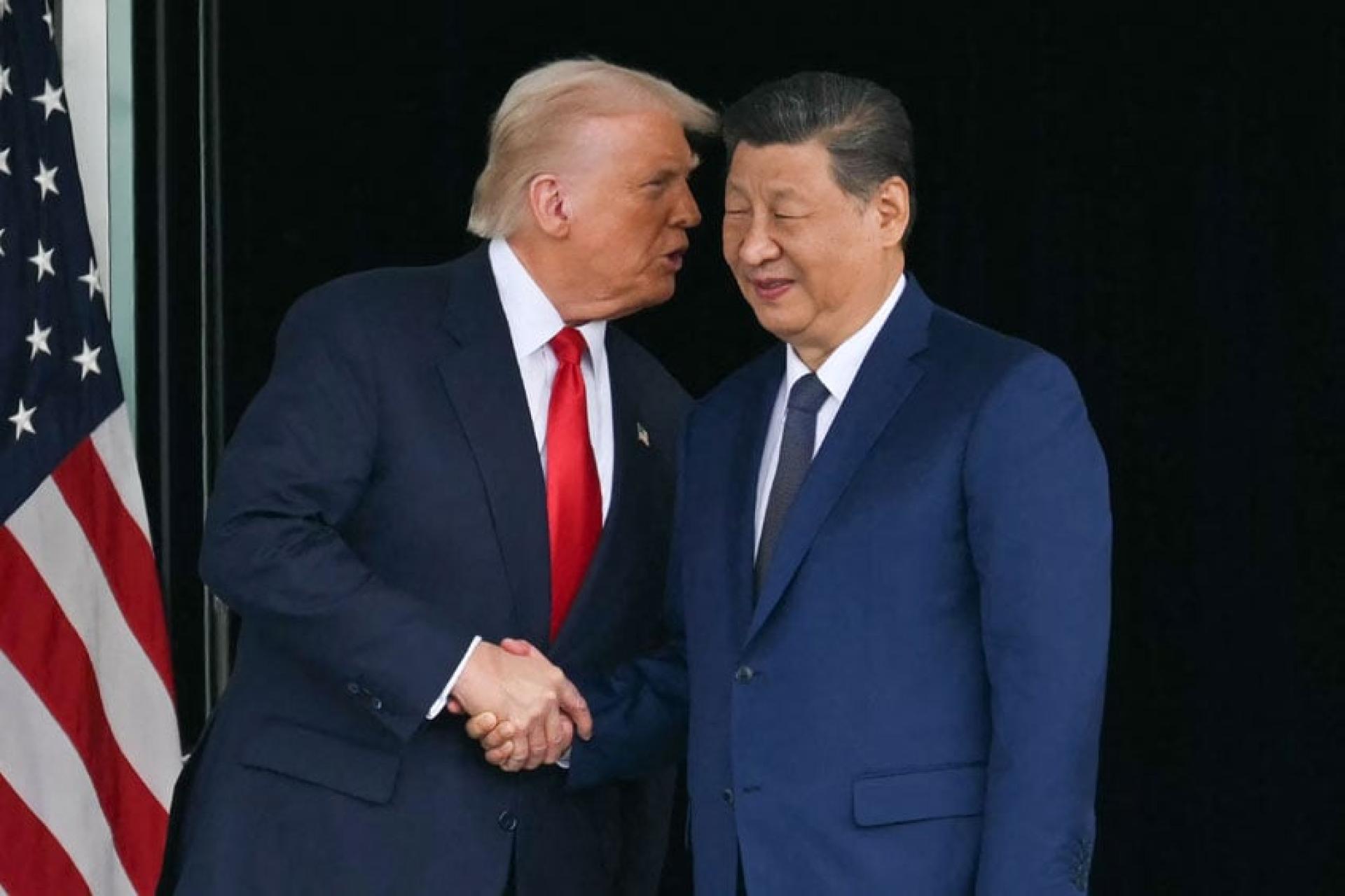 特朗普离开前凑近习近平对他耳语。