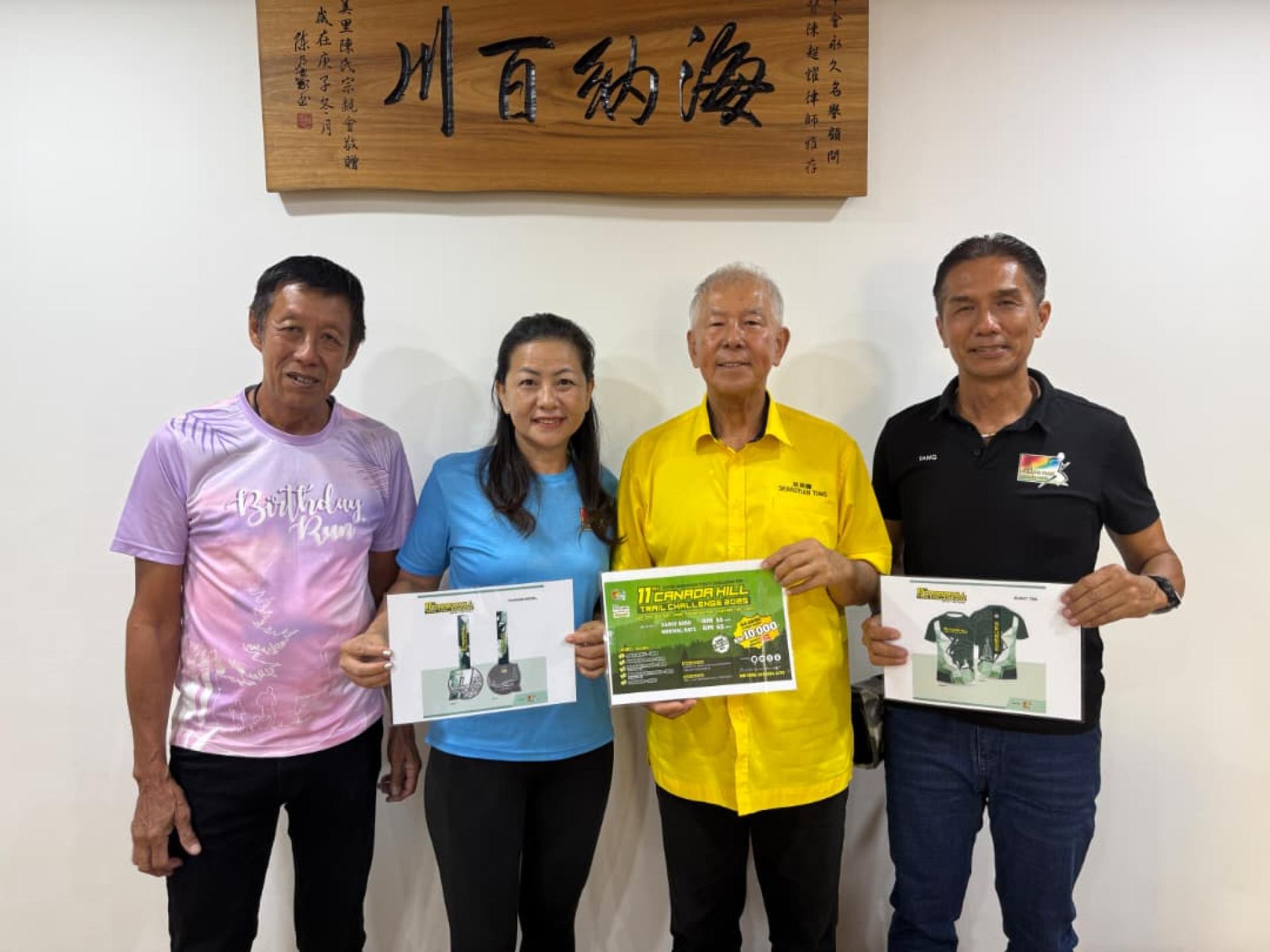 美里跑步俱樂部主席兼籌備會主席鄧瑞民（右）一行人向主賓兼贊助人兼砂旅游部副部長拿督陳超耀（右2）匯報活動細節后合影，左起為籌備會成員謝恩發及鄧小英。