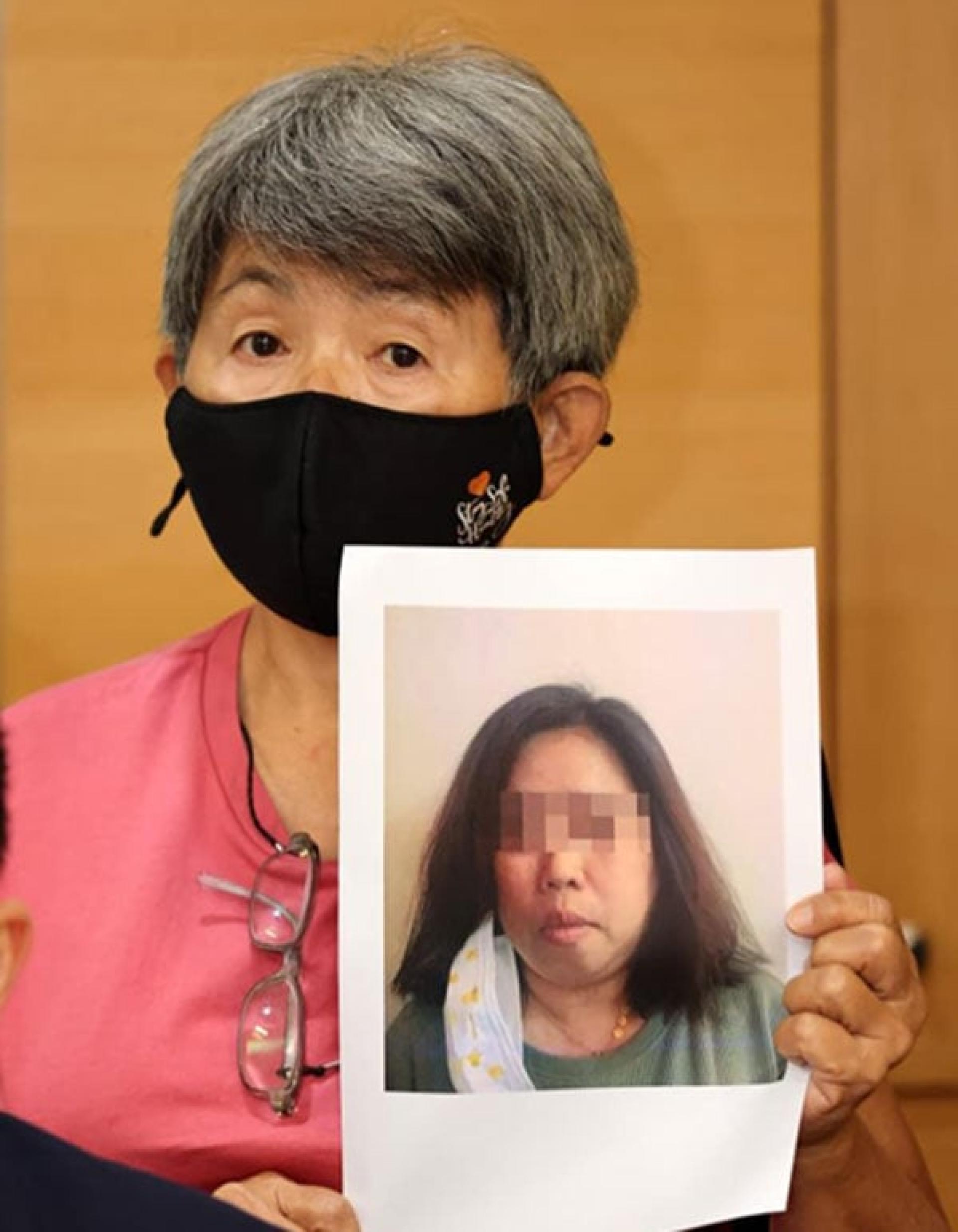 女事主手持女儿的图片，宣布与后者脱离关系。
