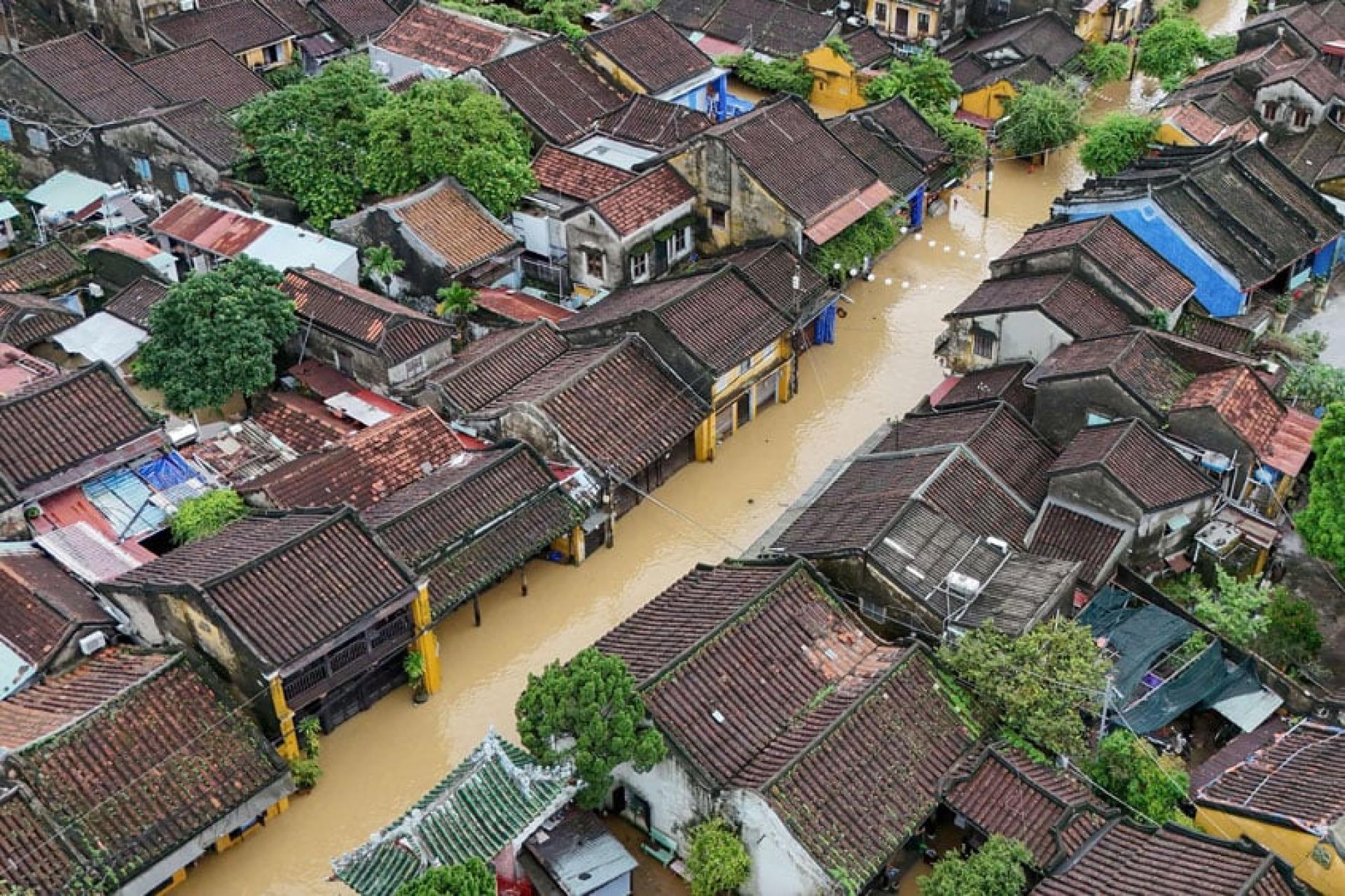 越南沿海多省自上周末起持续遭豪雨侵袭。图为会安古城。
