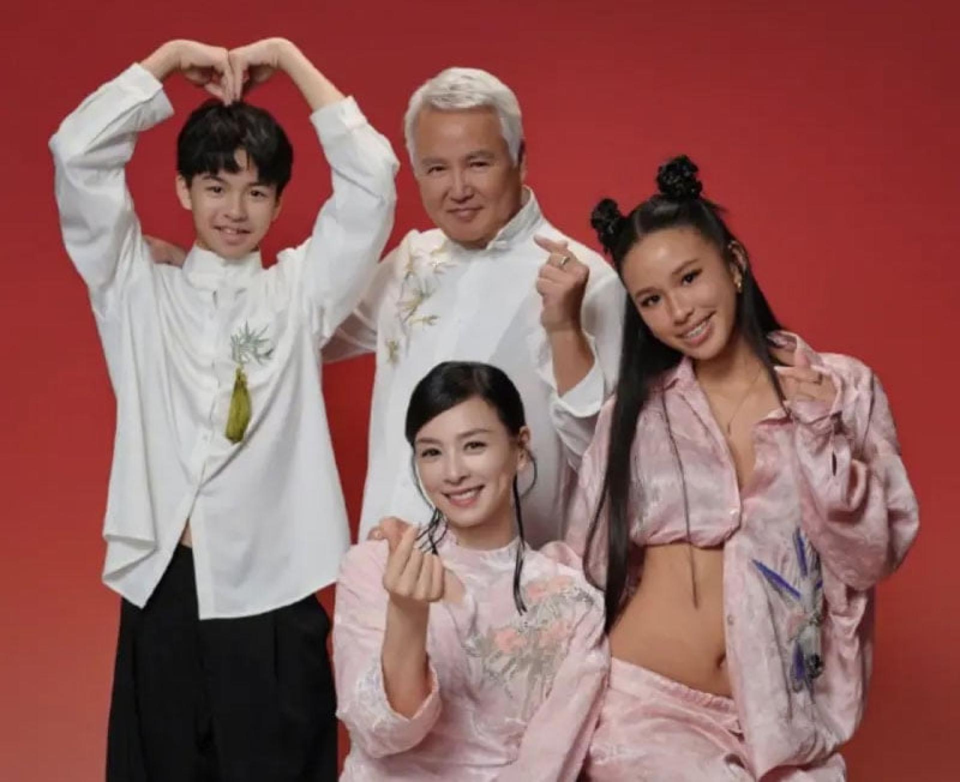 张庭（下）、林瑞阳（上）结婚多年，日前她罕见在社群晒出全家福，其中他们15岁的女儿外型超出众，美貌震惊网友。