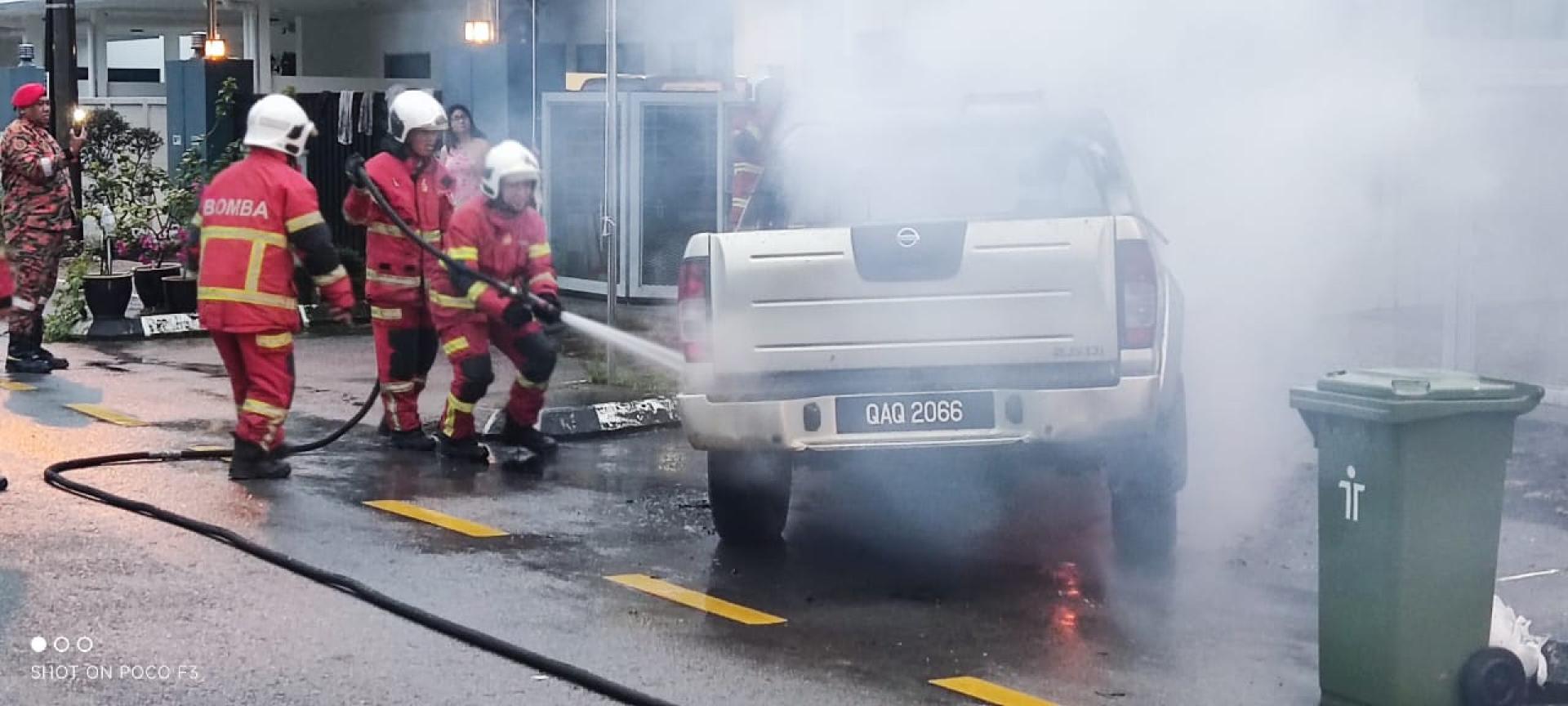 消拯队奋力对“火车”灌水救火。