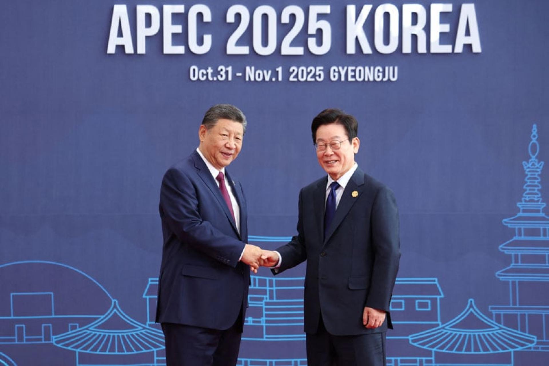 习近平和李在明握手。