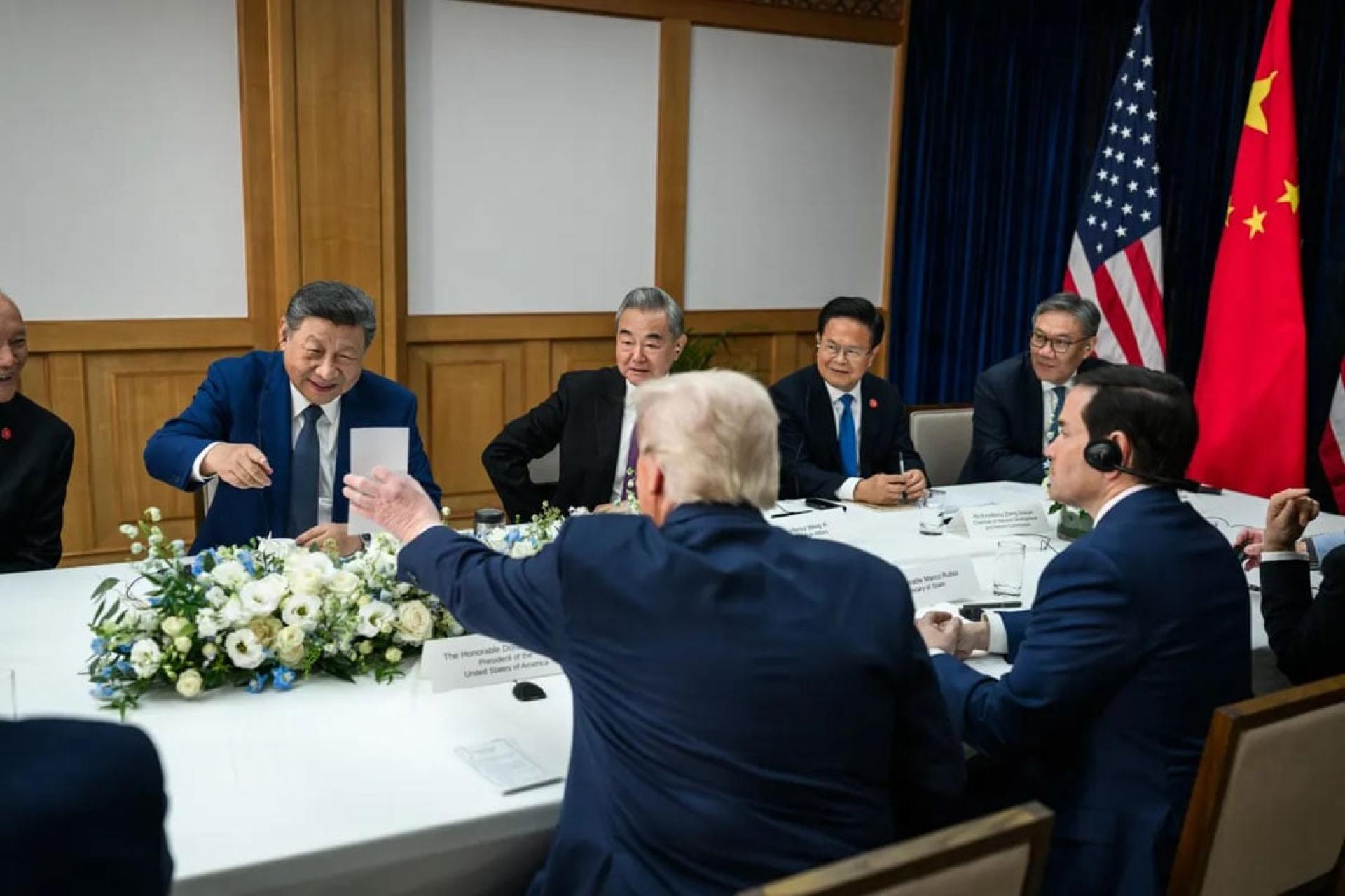特朗普向习近平出示一张卡纸。