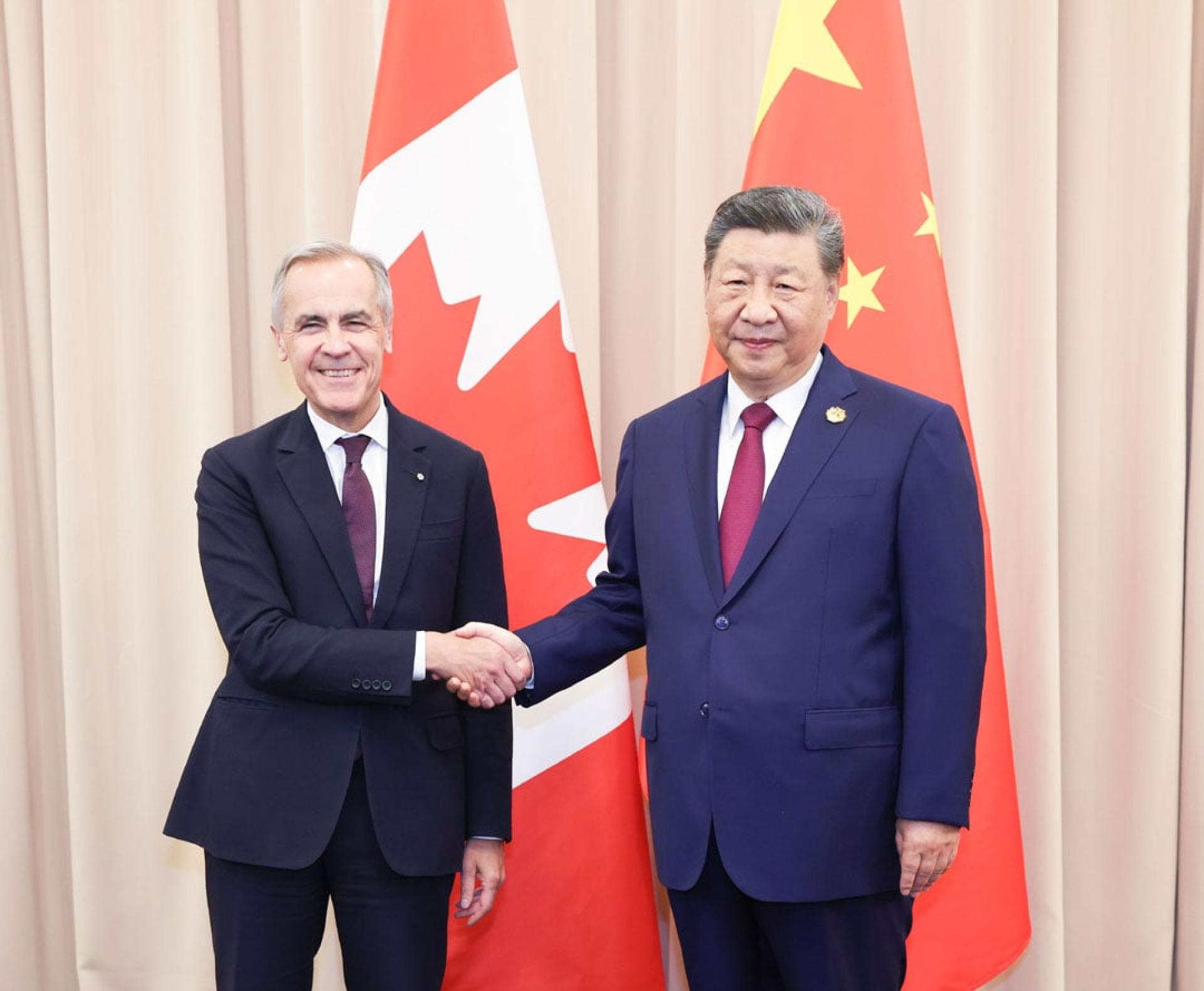 中国国家主席习近平（右）31日在出席亚太经合组织会议期间会见加拿大总理卡尼（左）。