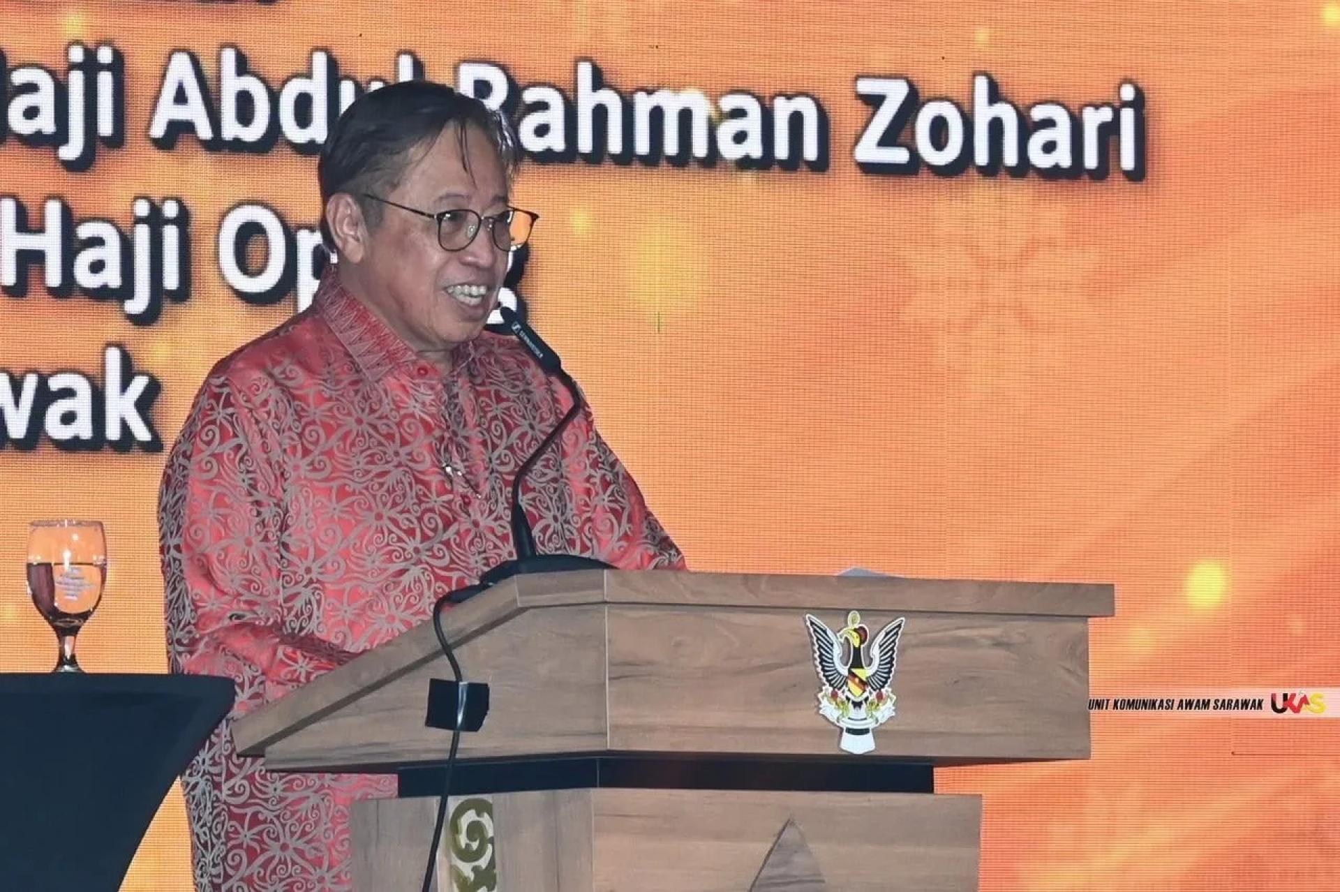 BERUCAP… Abang Johari menyampaikan ucapan pada majlis Malam Mesra Sarawak–Pahang di DUN malam tadi. Foto UKAS.