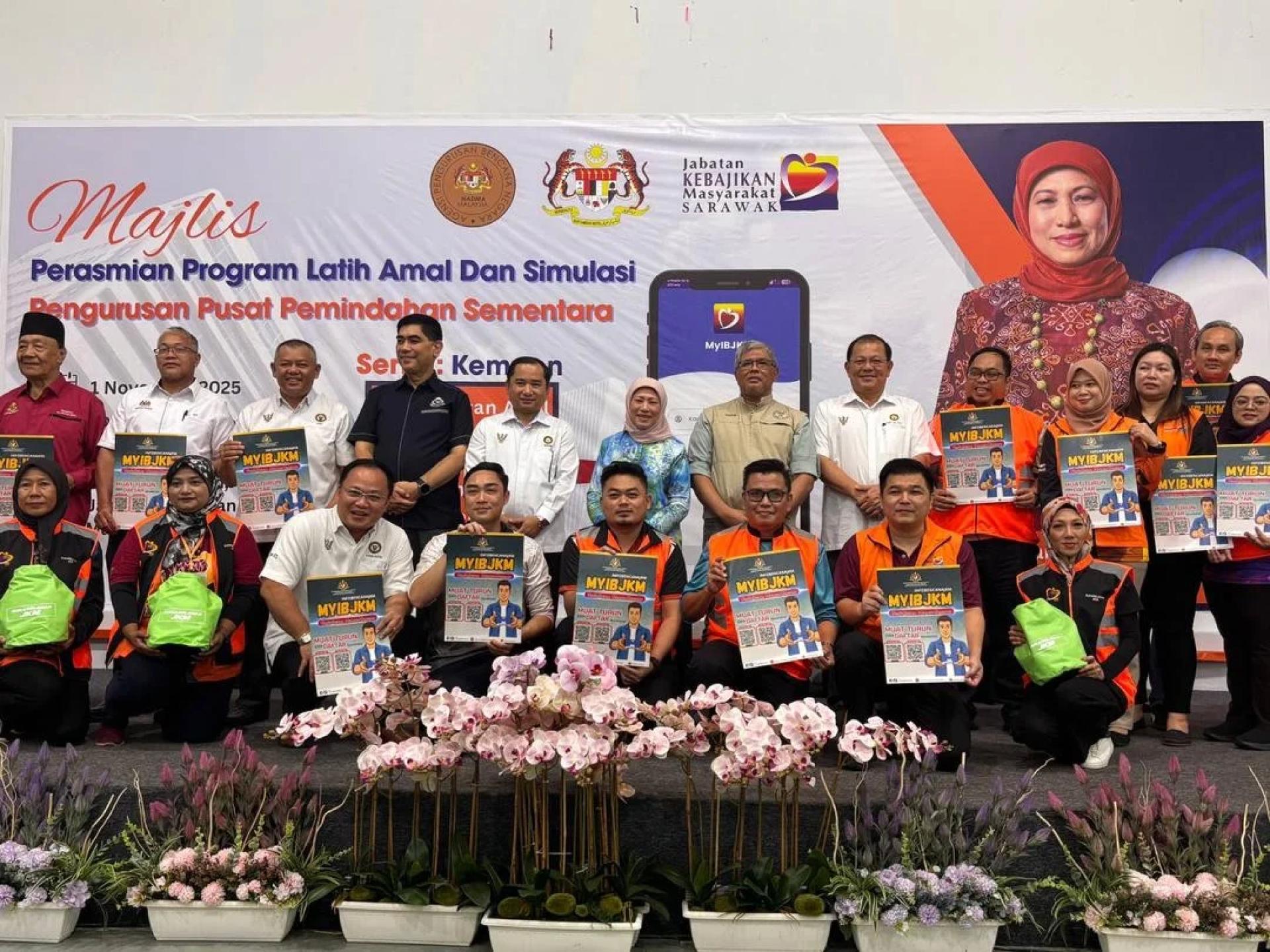 KENANGAN… Nancy (tengah) merakam gambar bersama-sama peserta yang terlibat pada Program Latih Amal dan Simulasi Pengurusan PPS di sini, hari ini.