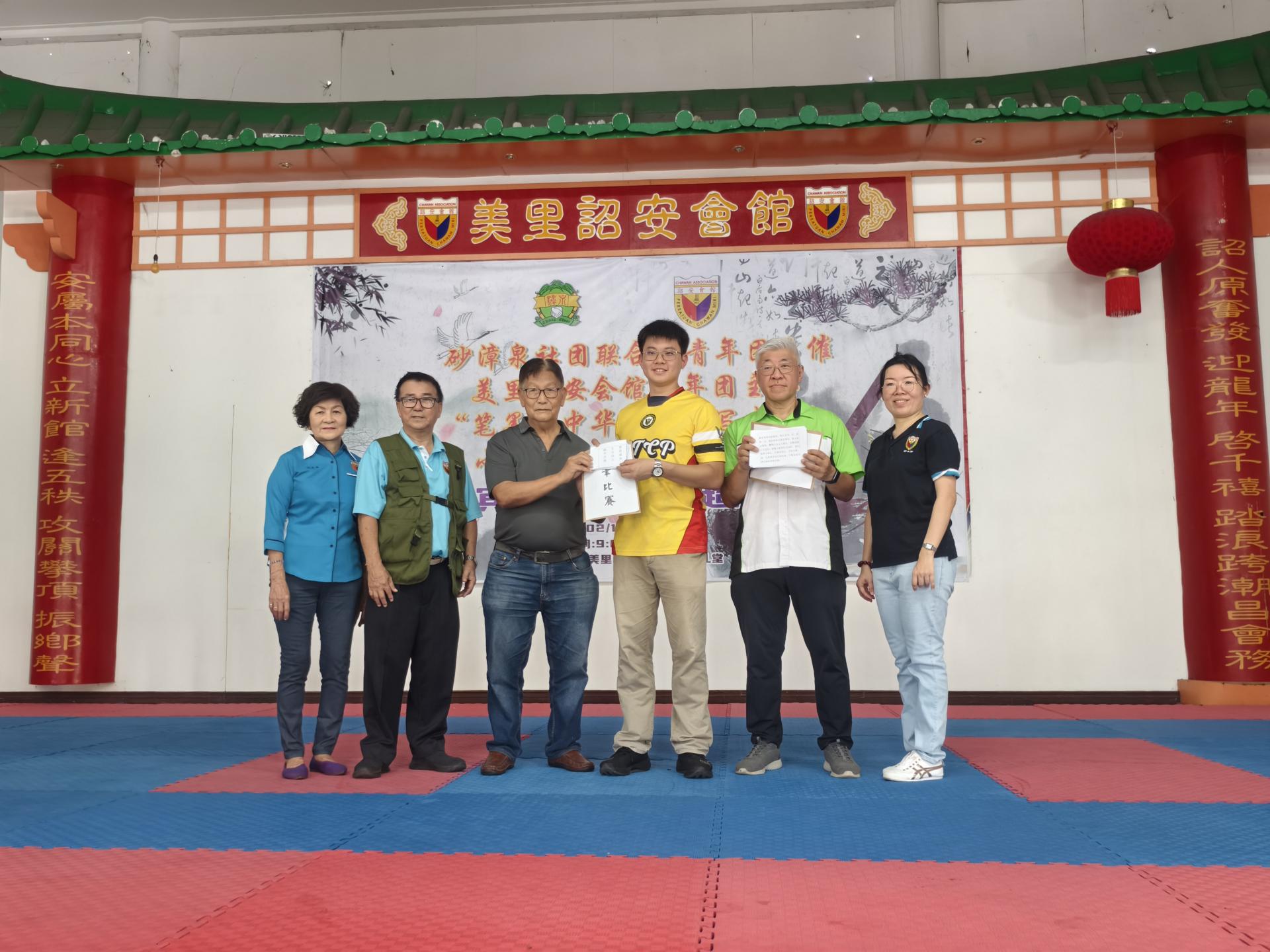 左2起为美里诏安会馆副会长甲必丹沈炎龙、评审邓玉忠、主宾拿督陈超耀的谢家洪、砂拉越漳泉社团联合会秘书长杨耀利及筹备会主席沈佳欣等在揭题后合影。