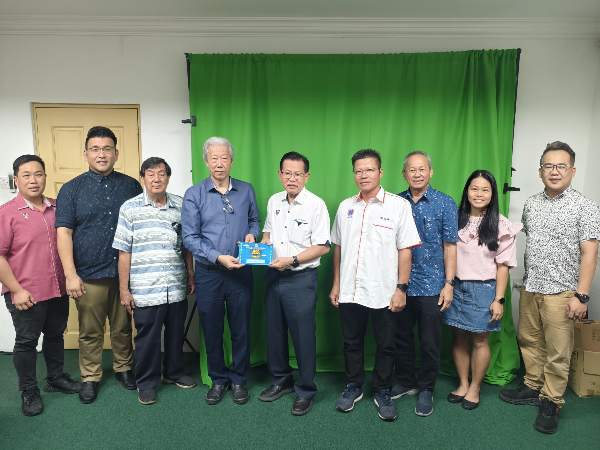 紫理阁阁长贝清湛（左4）移交邀请函予荣誉顾问拿督斯里李景胜。左1起为美里市议员窦家雄  、青年团副团长陈政锖、秘书蔡建雄。右1起为青年团团长熊千雨、财政刘丽美、署理阁长何洪坤，以及筹备  会主席黄忠峰。