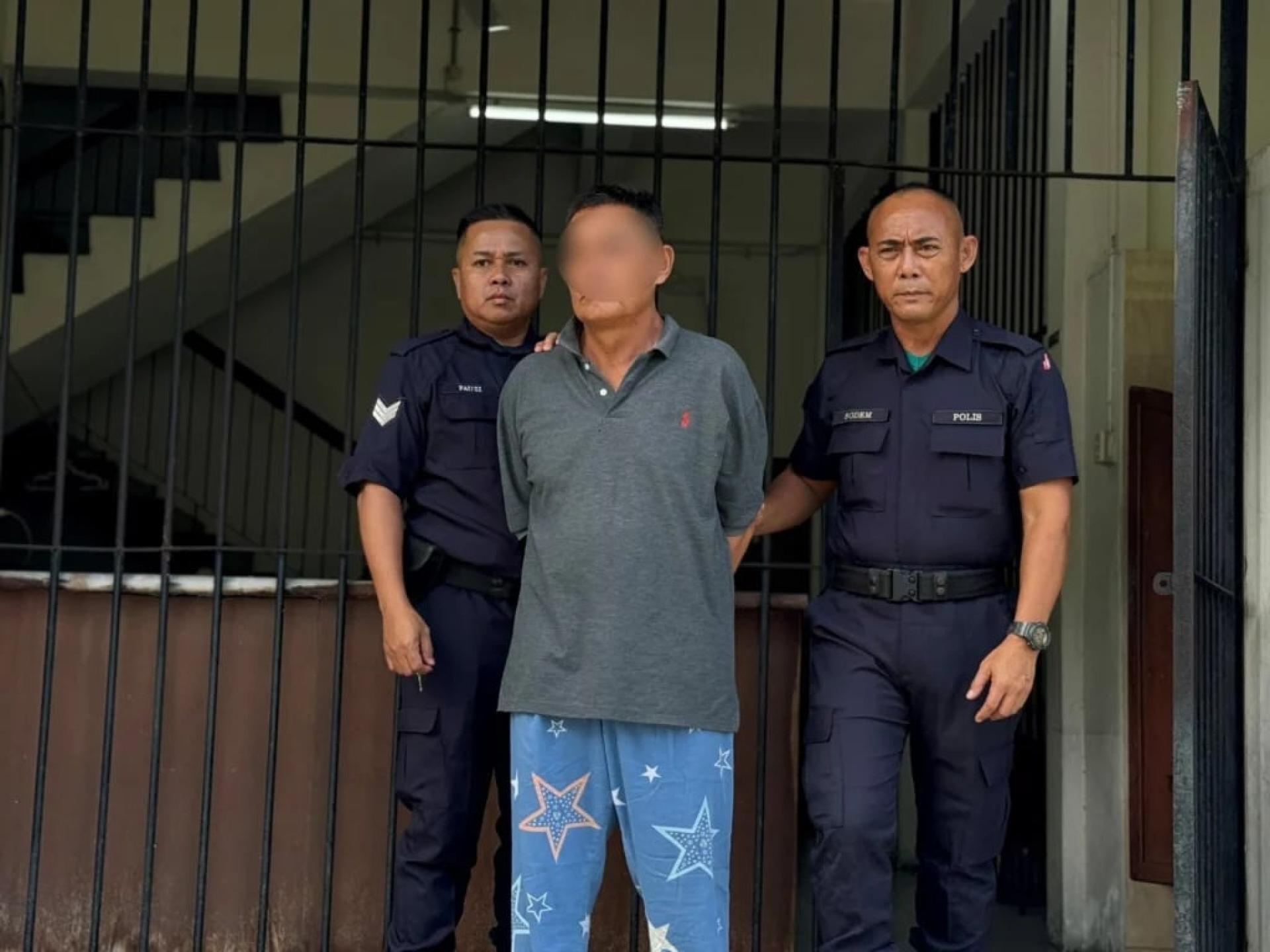 男子被警方带上法庭面控。（诗华日报）
