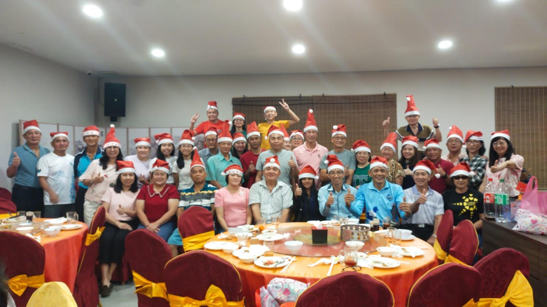 美里友谊协会健身组举办冬至暨圣诞节庆祝晚宴大合照。