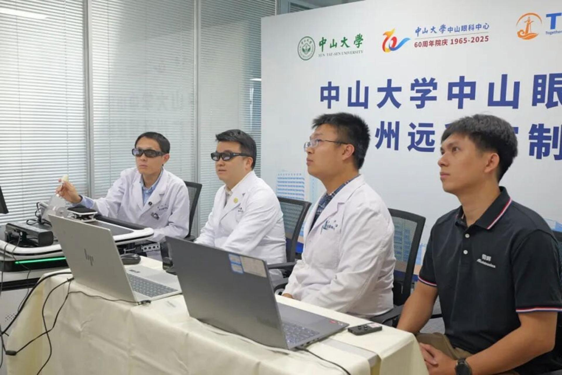 林浩添教授指导团队进行手术机械人调试。
