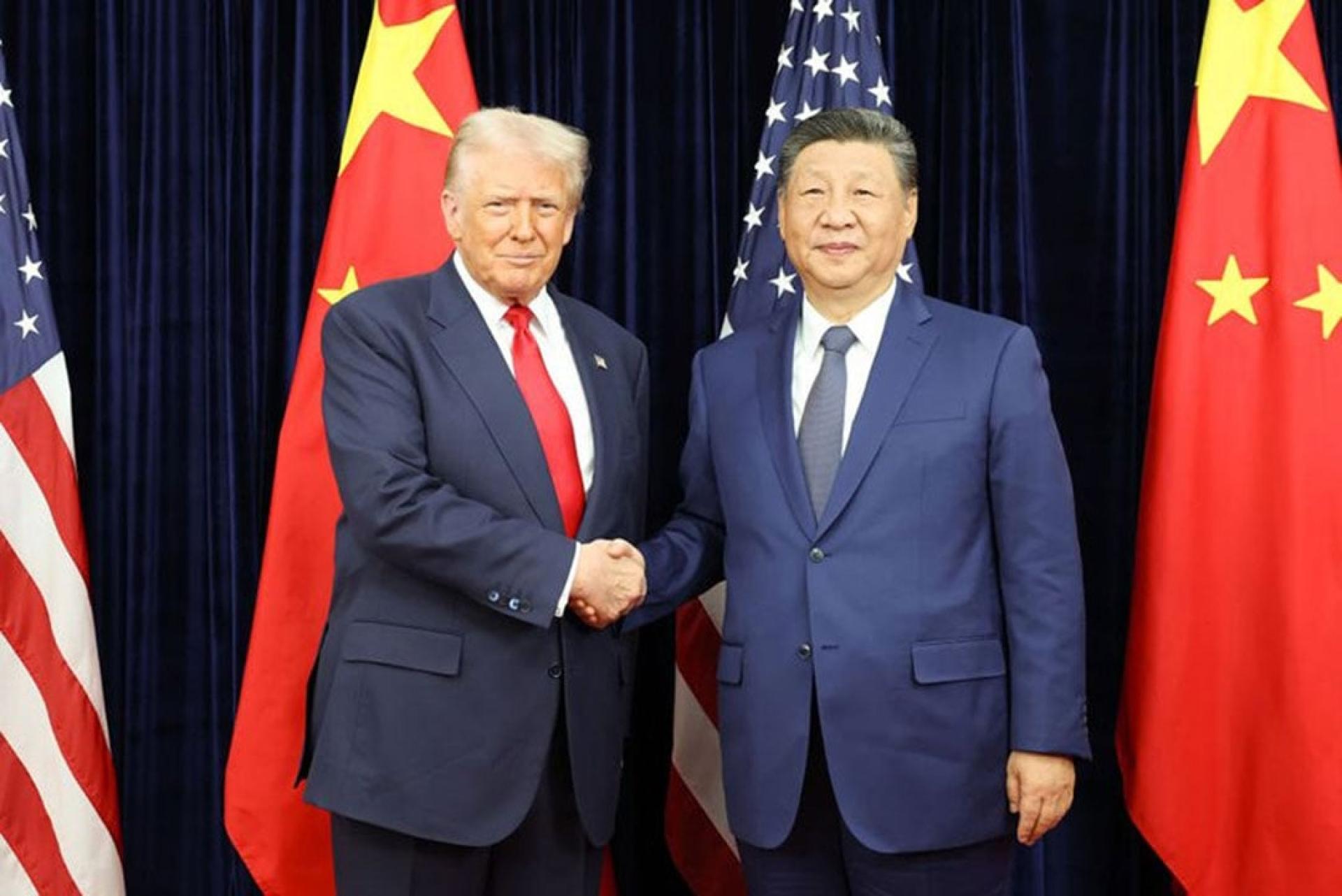 中国国家主席习近平（右）于10月30日与美国总统特朗普（左）在韩国釜山会晤。