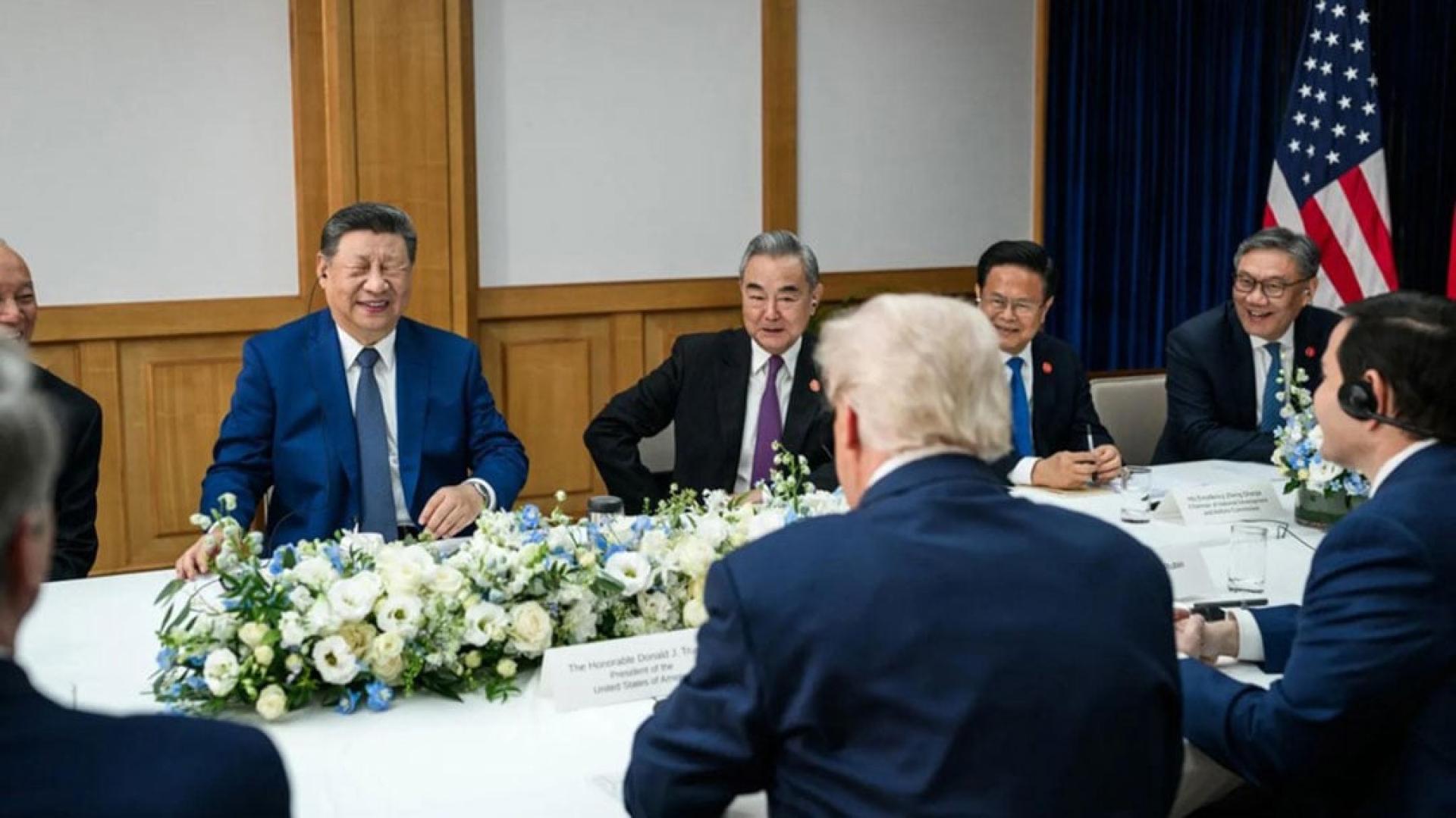 在刚过去的习特会中，特朗普展示一张照片，习近平看完后笑到眯眯眼。