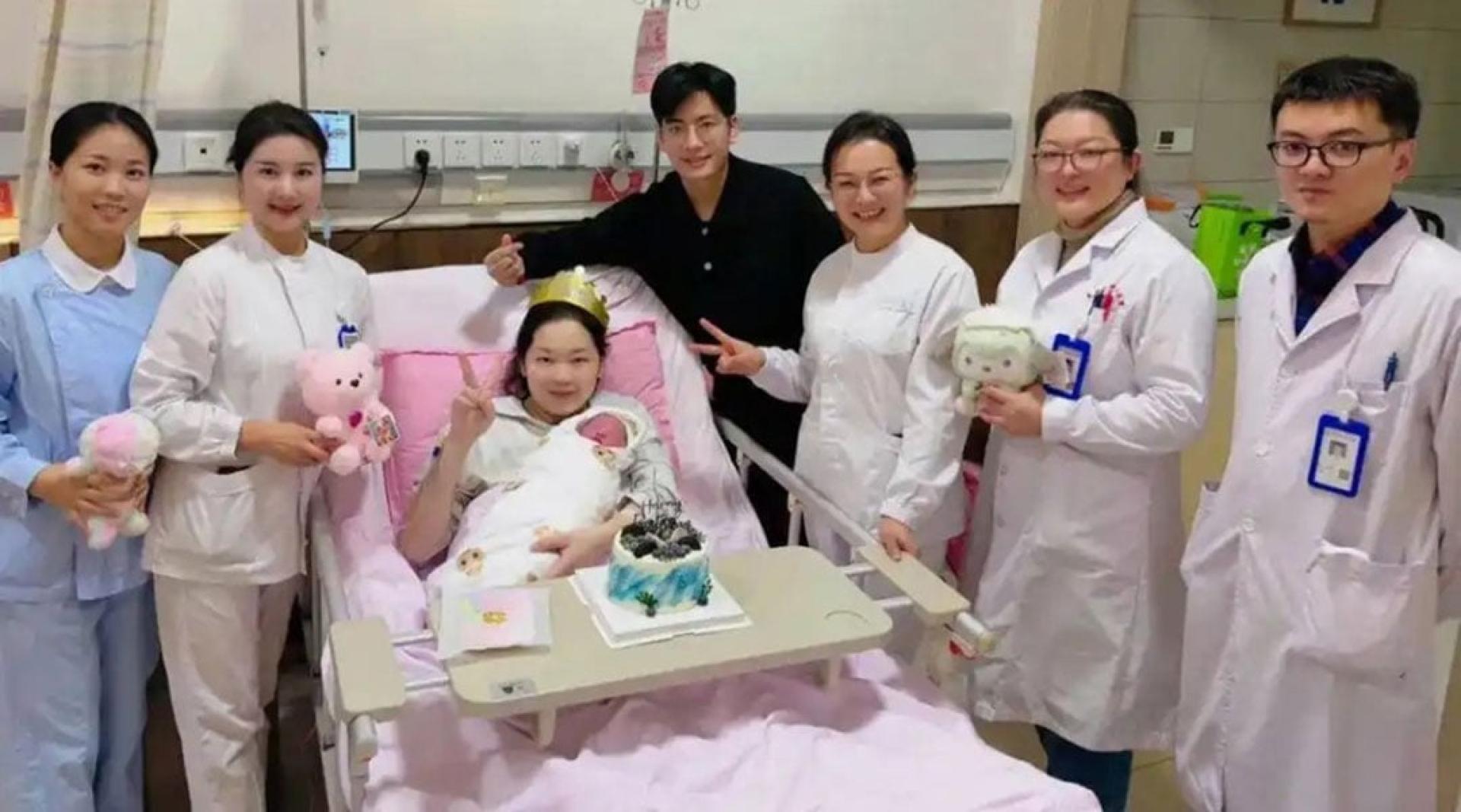 夫妻诞下爱女一家三口同辰，医护送上生日蛋糕、公仔等以示庆祝。