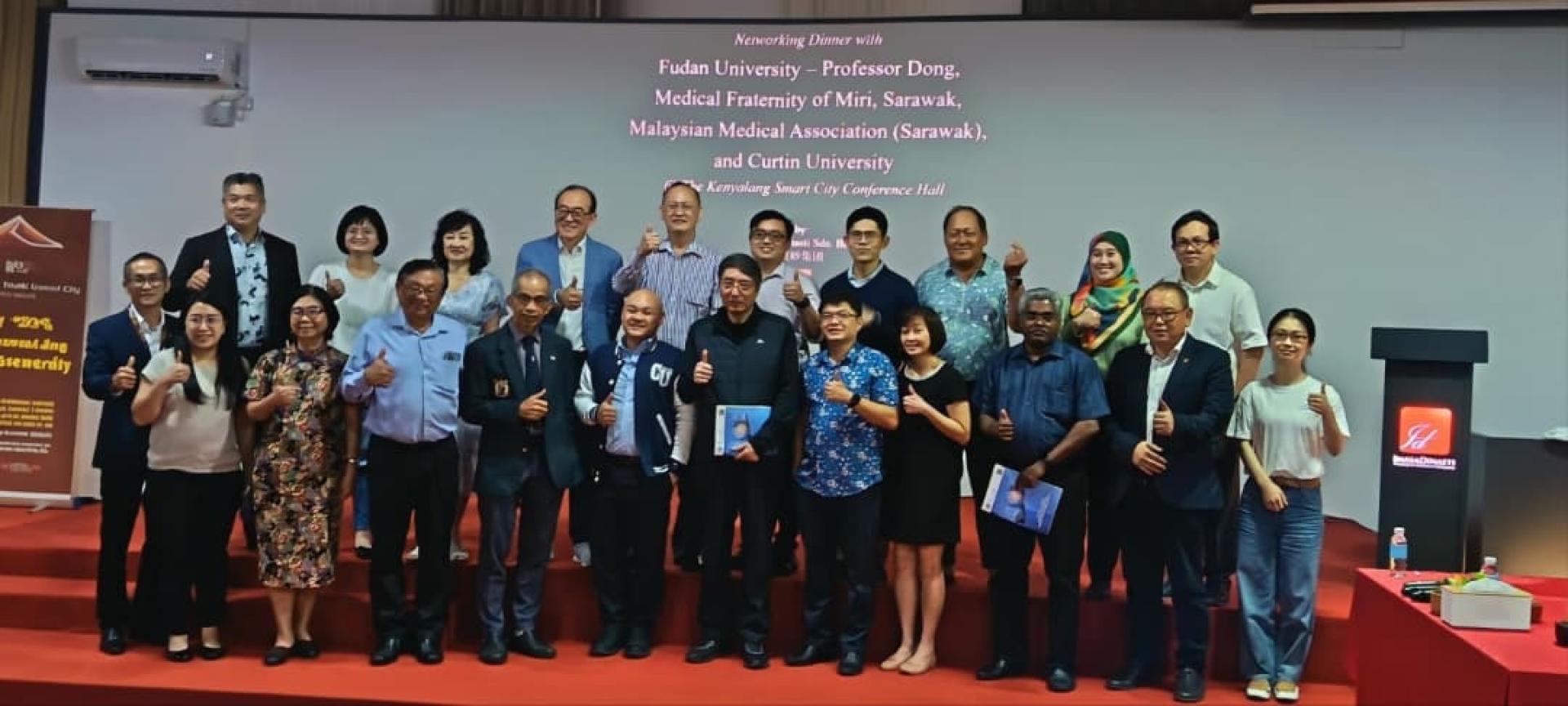 美砂集团设宴欢迎复旦大学中西医结合研究院院长董竞成教授及其代表团莅临美里合影。