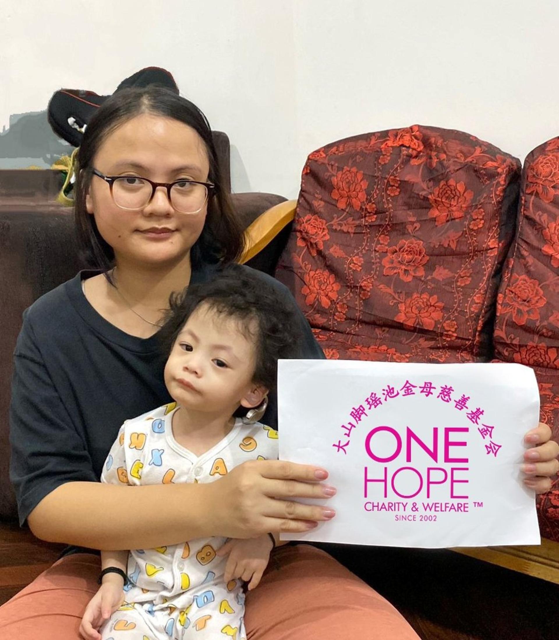 母亲Faxdillia Sheren冀大众捐助，让女儿把握黄金期植入人造耳蜗。