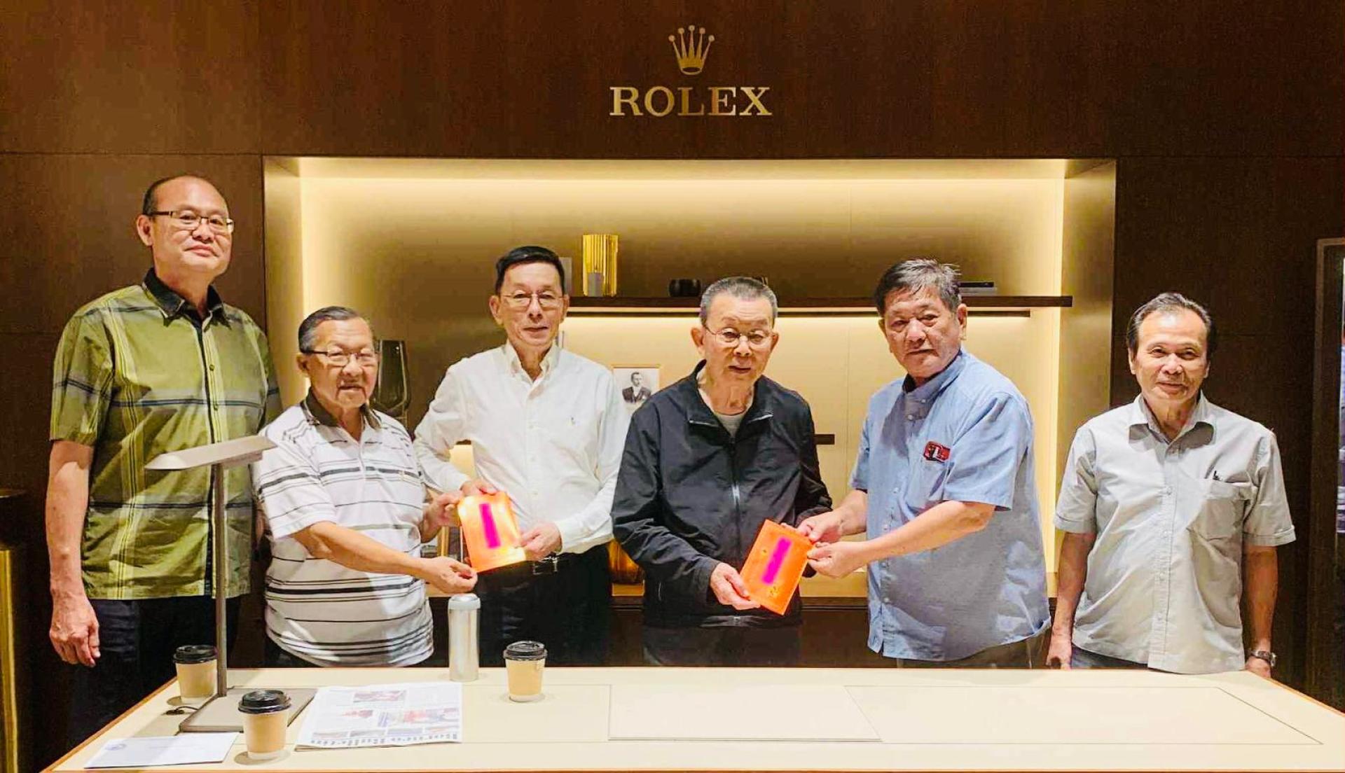 主席叶天福及署理主席黄家声呈交请柬于名誉顾问张应鸿与张福利