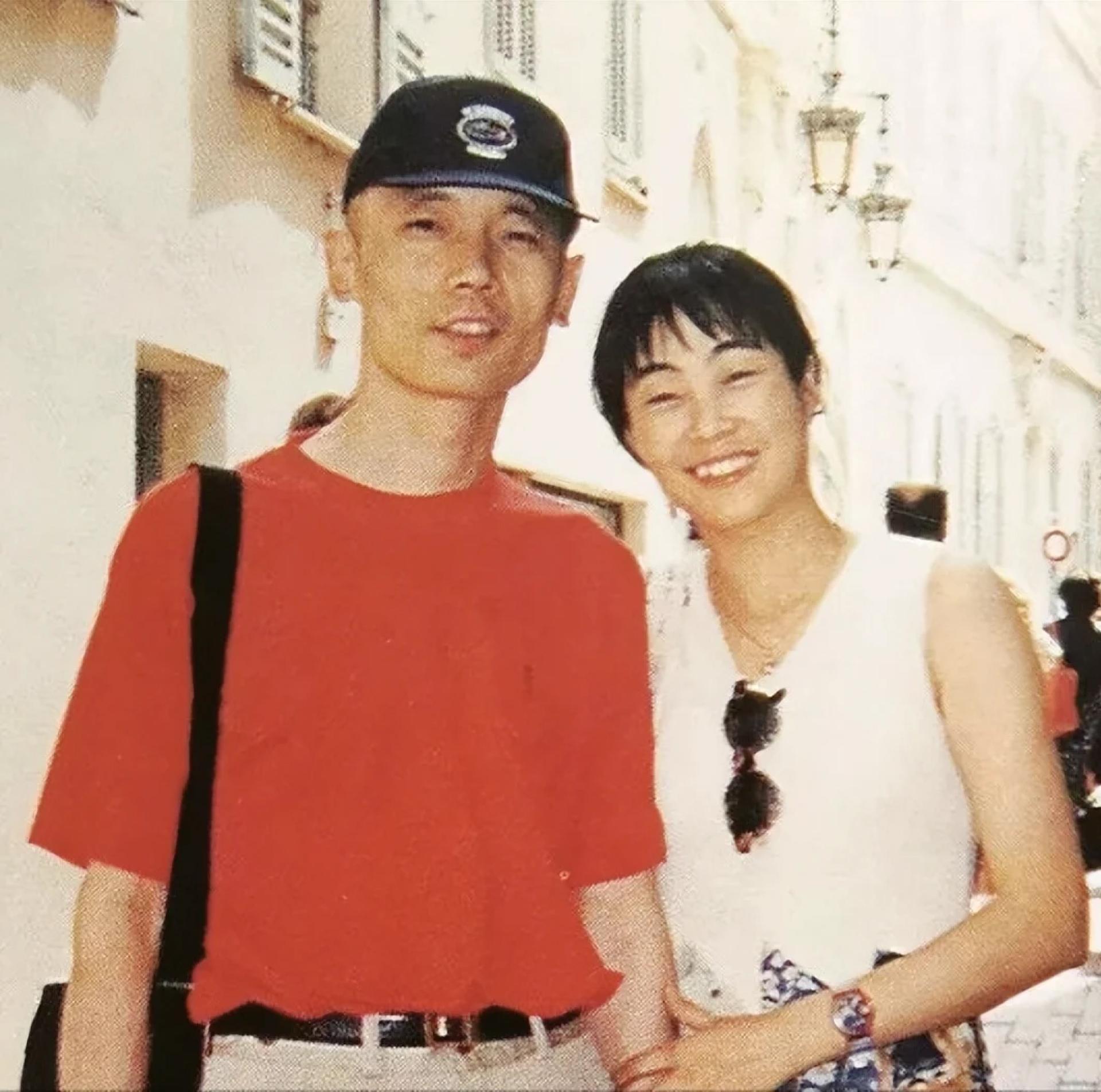 葛优是中国演艺圈著名的“爱妻号”。