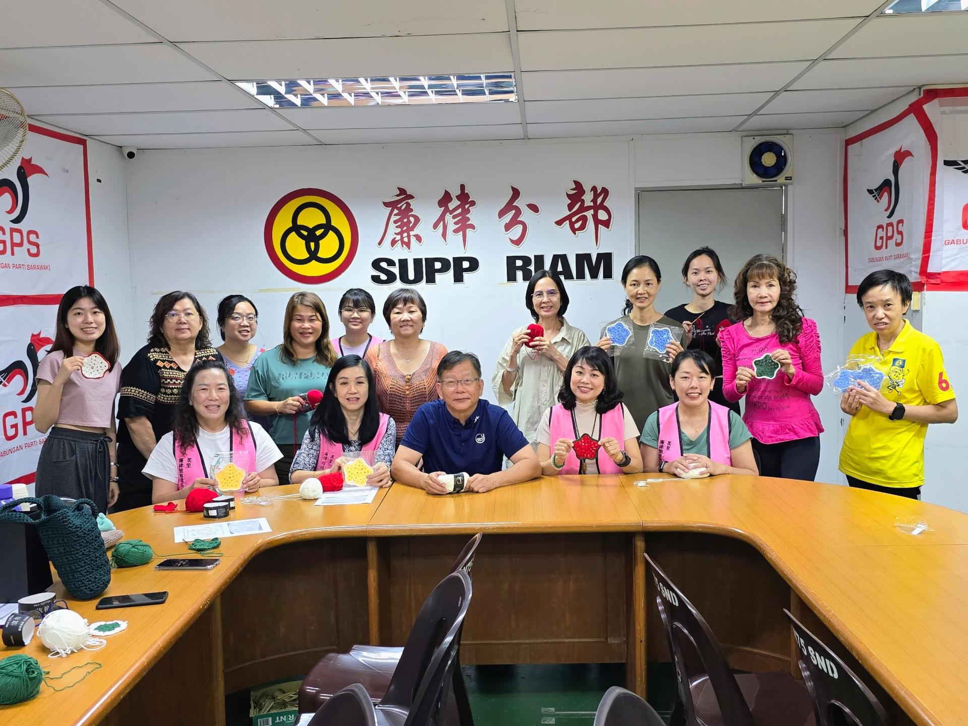 出席者大合照，坐者右起为温淑芳导师，姐妹俱乐部主席趙尤宁及人联党廉律分部主席郭建忠。