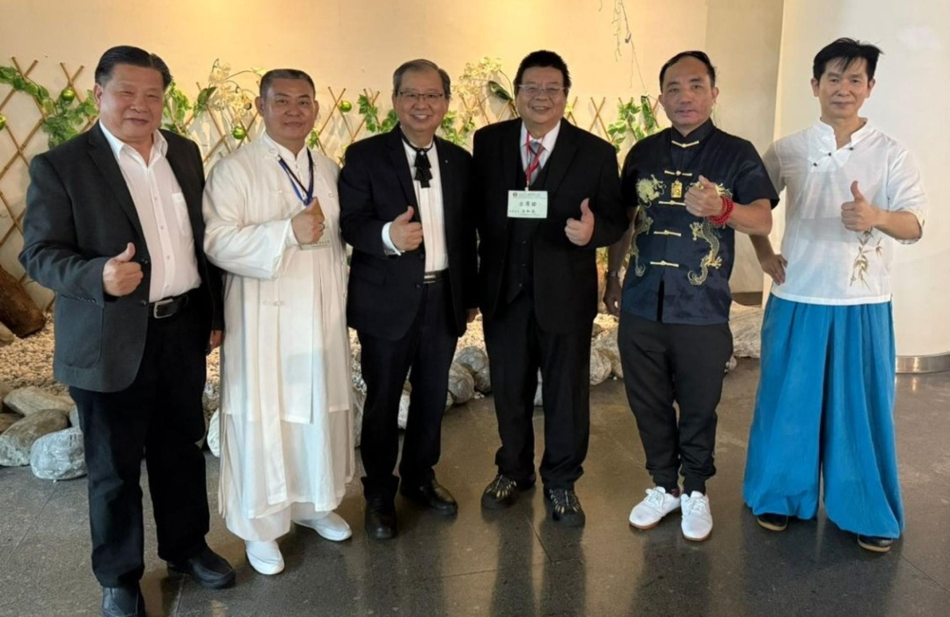 砂医总会长江宗兴（左）日前在台北与世界国际健康管理学会总会长陈秋隆（左3）及世界国际健康管理学会新加坡总会会长朱立信（右2）等人合影。