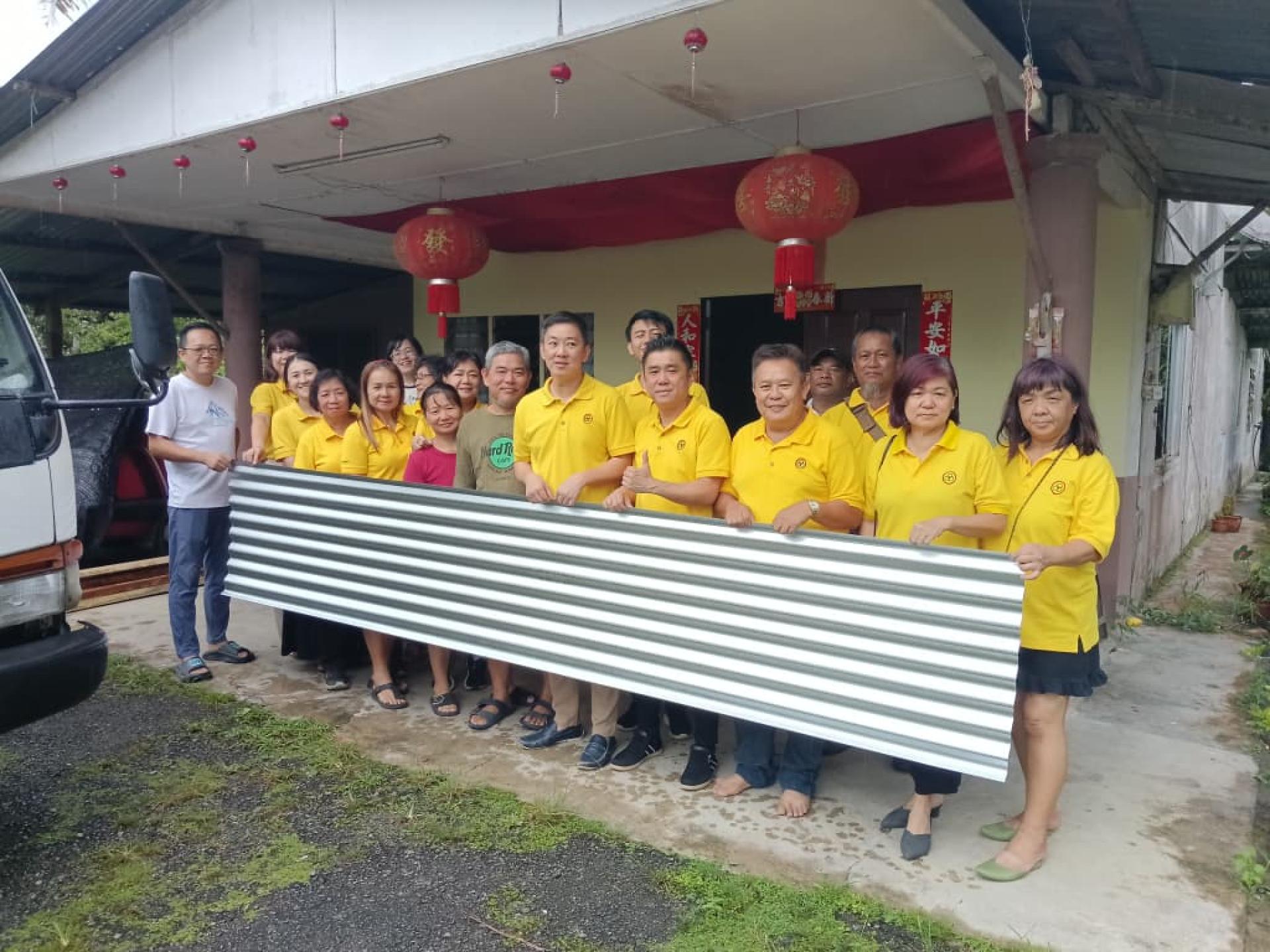 人联党石隆门支部主席张毓伦（右5）与团队代表支部象征性移交捐赠的建材，以协助身障人士家庭修缮破旧住屋，改善居住环境。