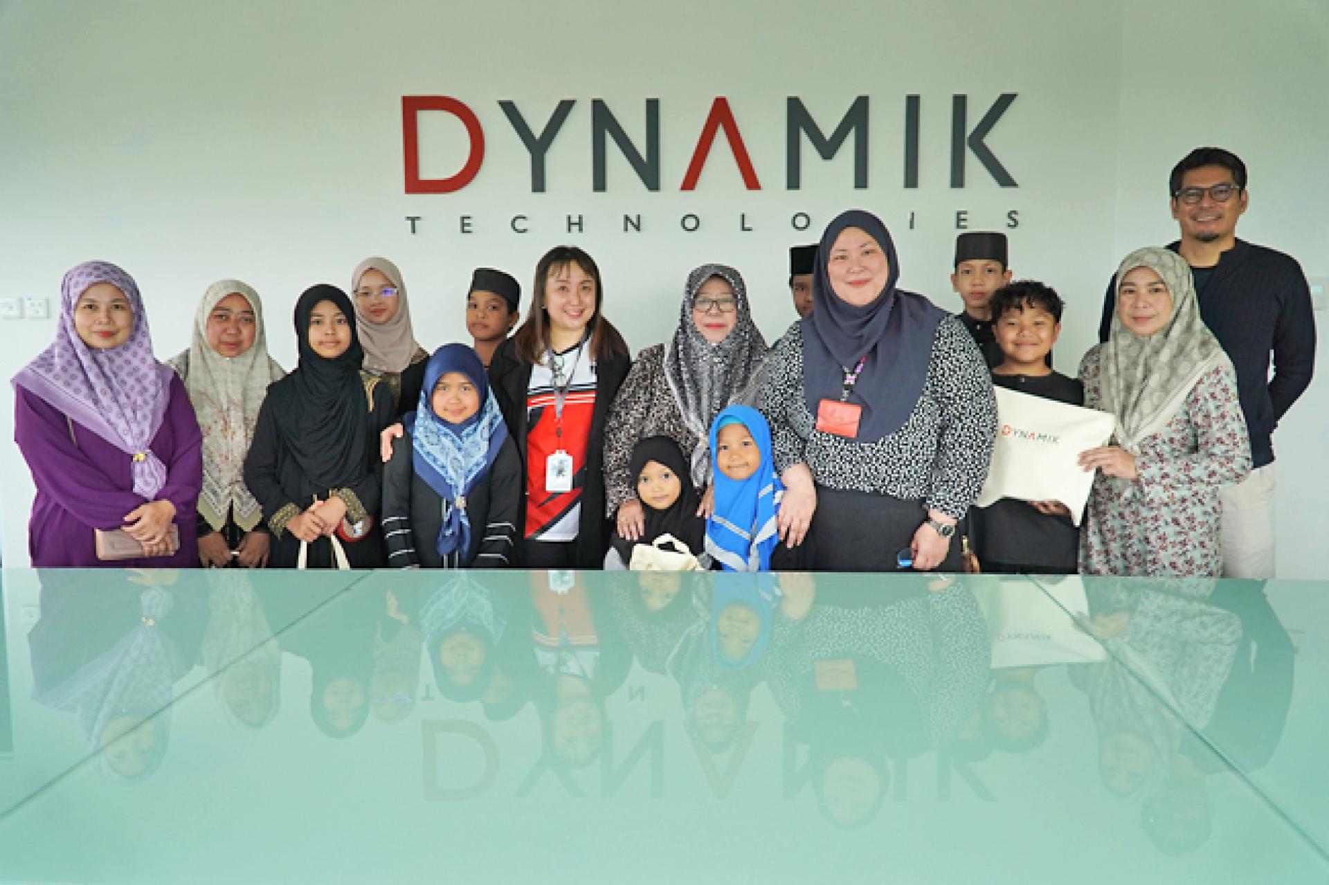 Dynamik Technologies有限公司高层与受惠者合影