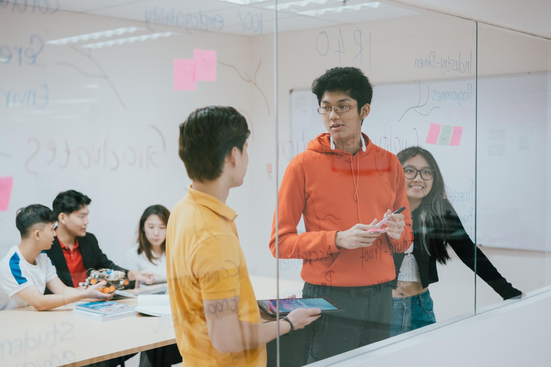 团队合作与批判性思维在万达大学学院现代化课堂中展现实。