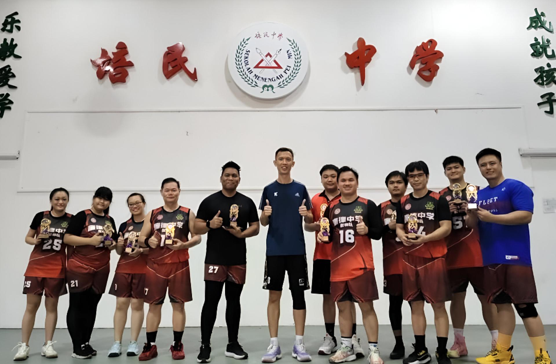 教师友谊赛后，培民中学联课主任廖國炜（左6）颁发纪念奖牌予廉律中学教师队合影。