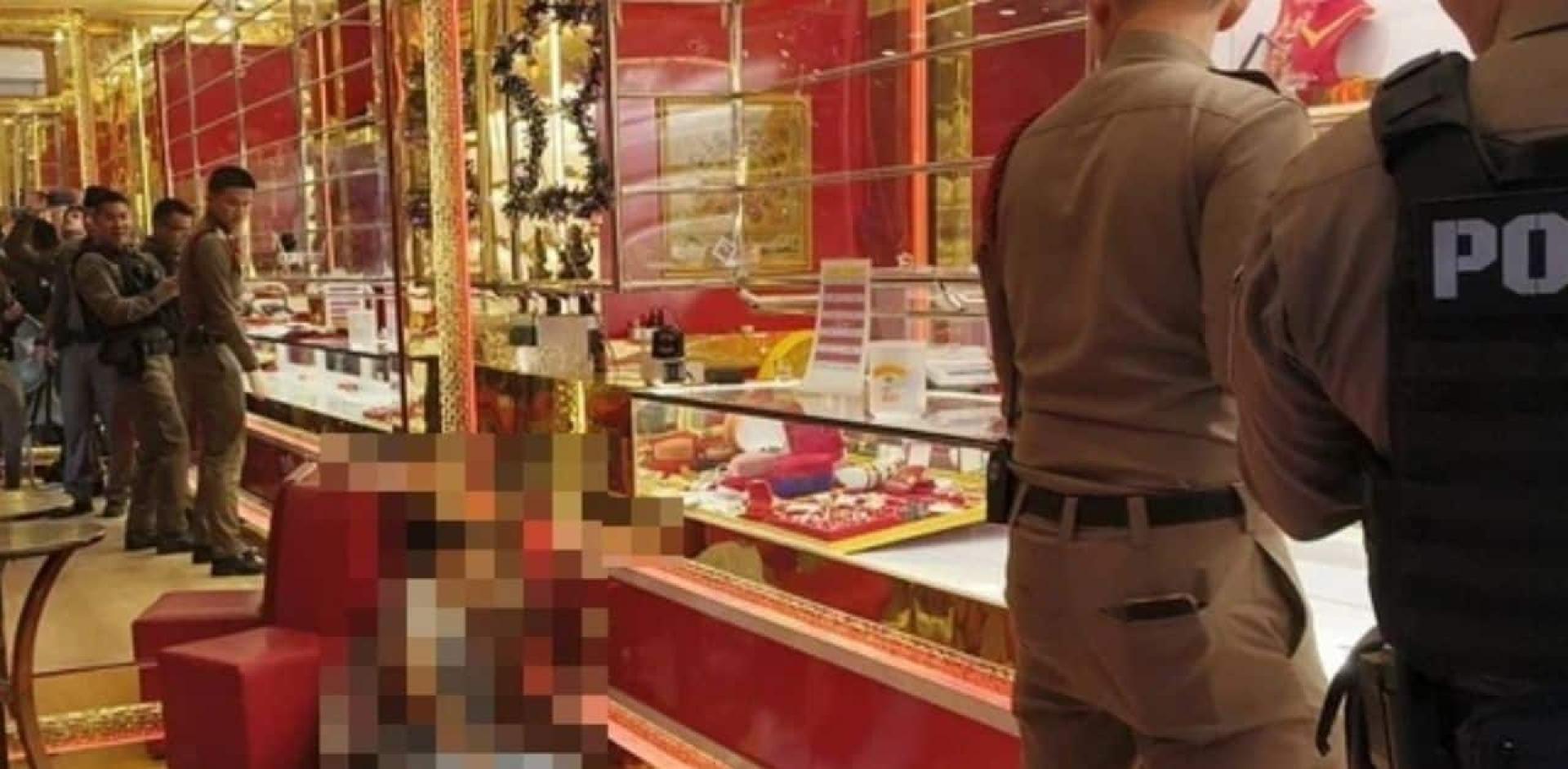 男子抢劫金店未遂，被店主困在店内，男子选择举枪自尽。