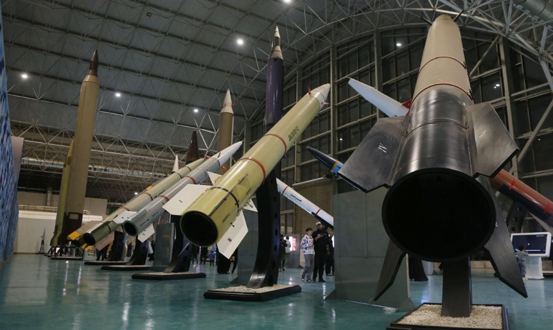 伊朗展示多型号新型武器。（图：新华社）