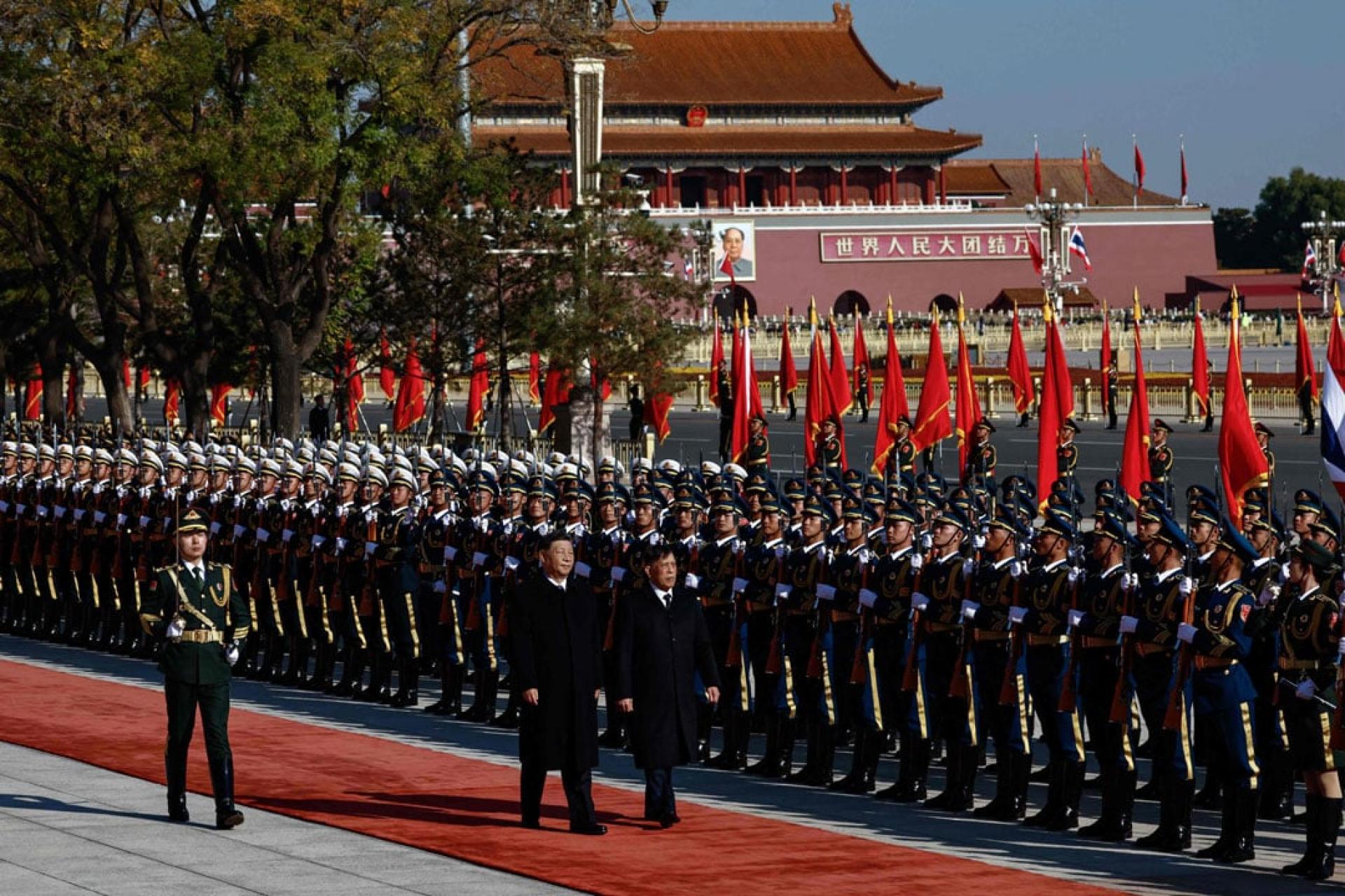 哇集拉隆功由习近平陪同检阅中国人民解放军仪仗队。