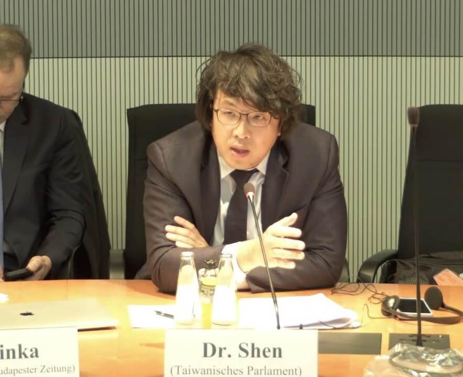 沈伯洋在德国国会出席“独裁国家假资讯对民主与人权威胁”听证会。