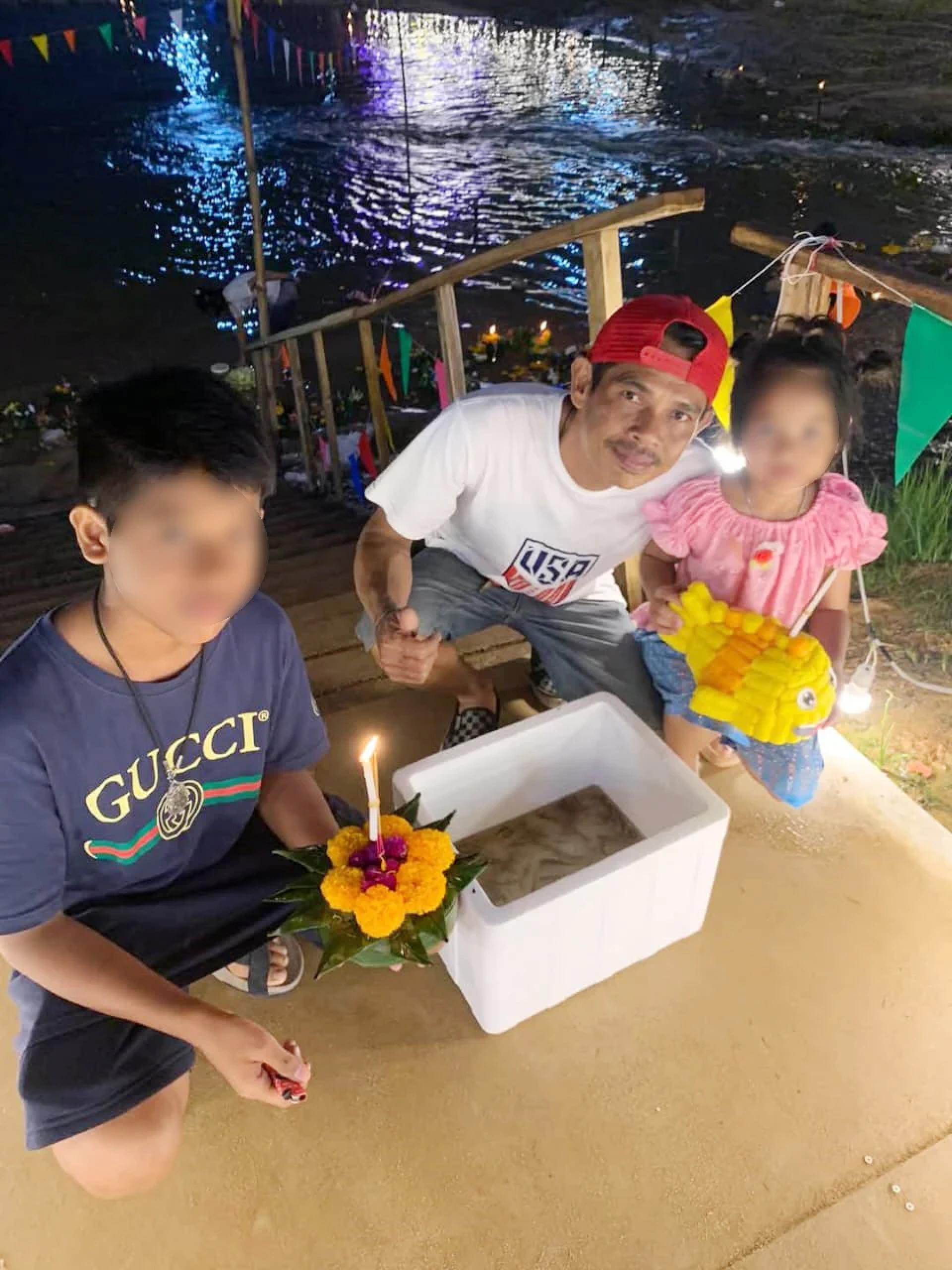 图为男死者Sitthipong Siriphan在11月期间，与两个儿女一起庆祝水灯节的情景。