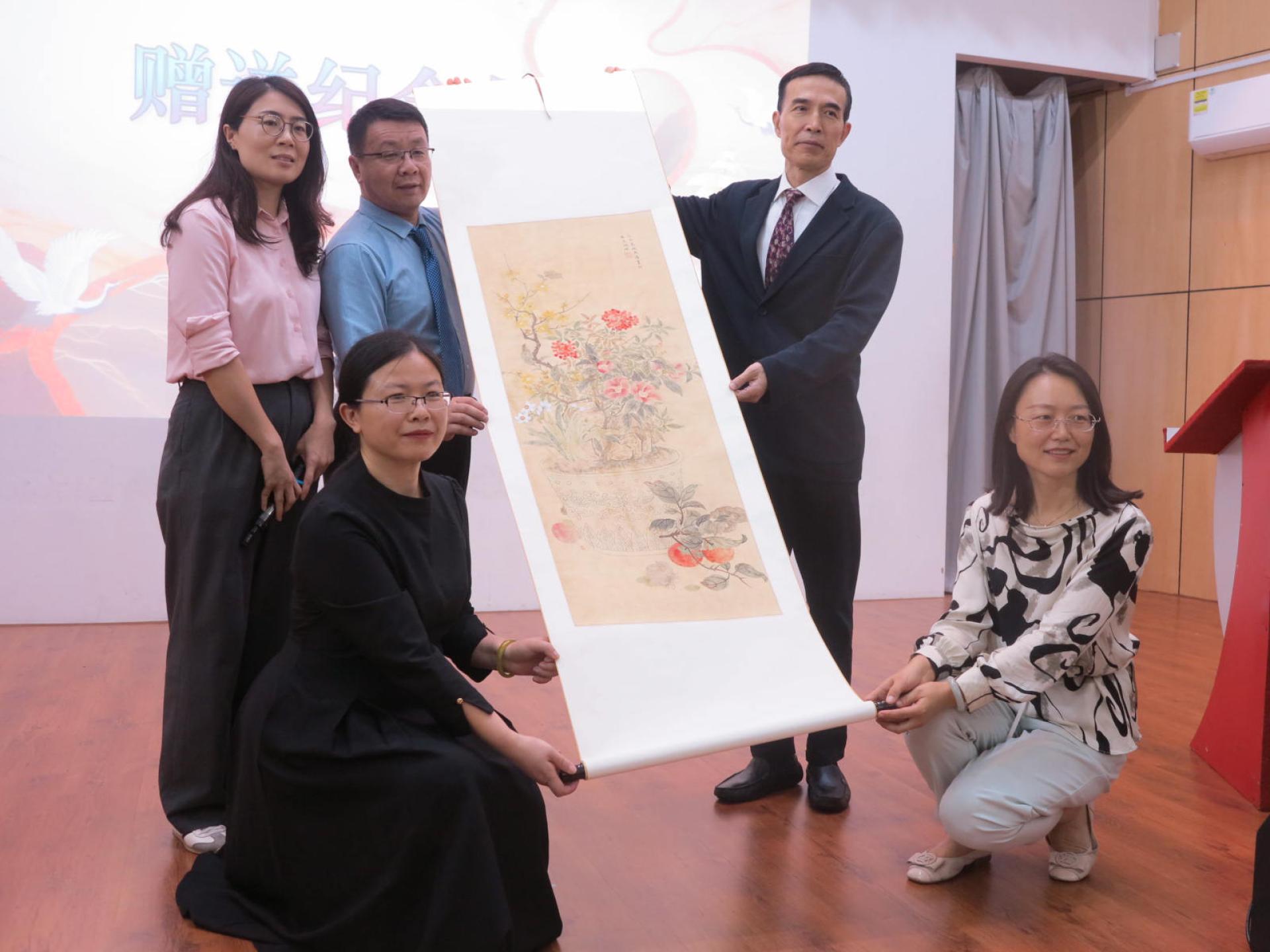 河南海外联谊会名师巡讲团赠送纪念品予肖建国大使