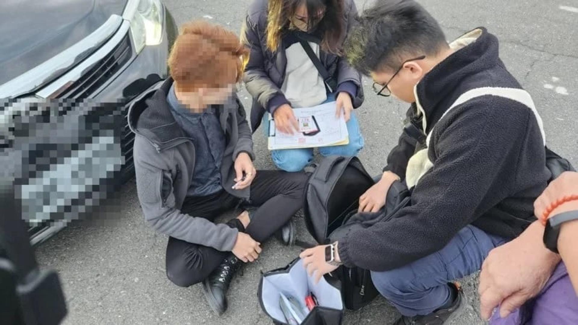 染一头黄褐头发的陈男在附近徘徊引起民众注意，并通报警察。（图：联合报/民众提供）