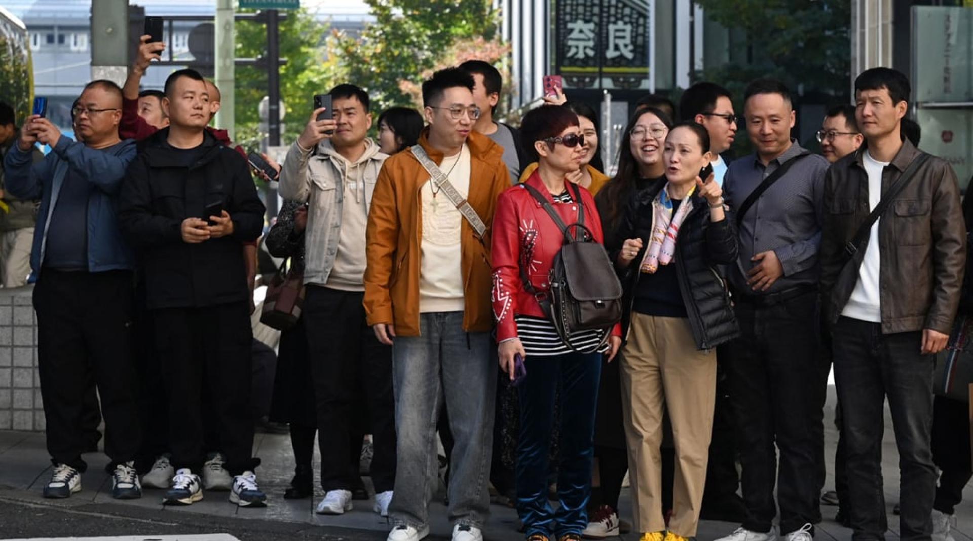 16日在东京银座的中国旅行团团员。