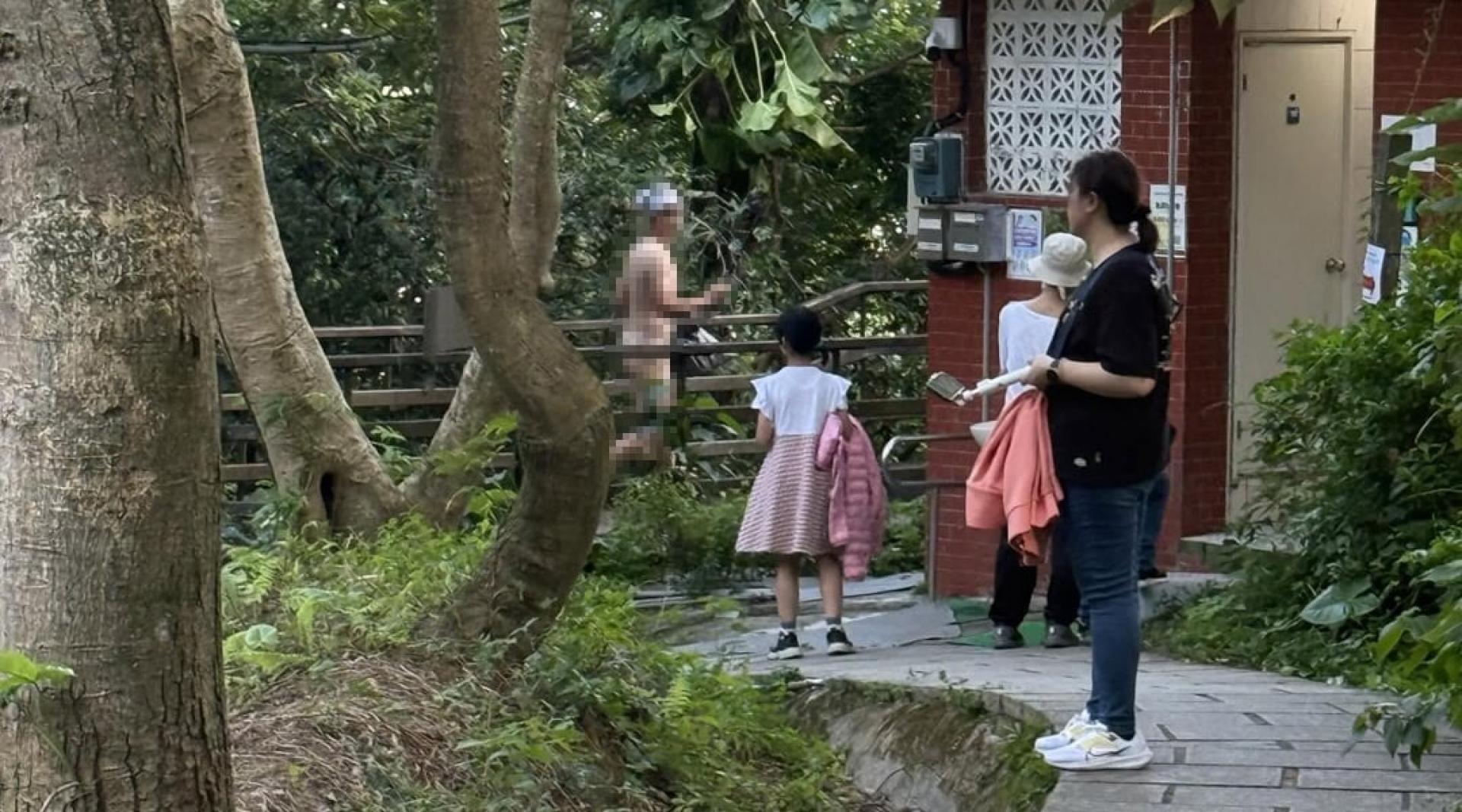 男子头戴毛帽、墨镜，但颈部以下全部赤裸。（图：翻摄自Threads@e.w.1120帐号）
