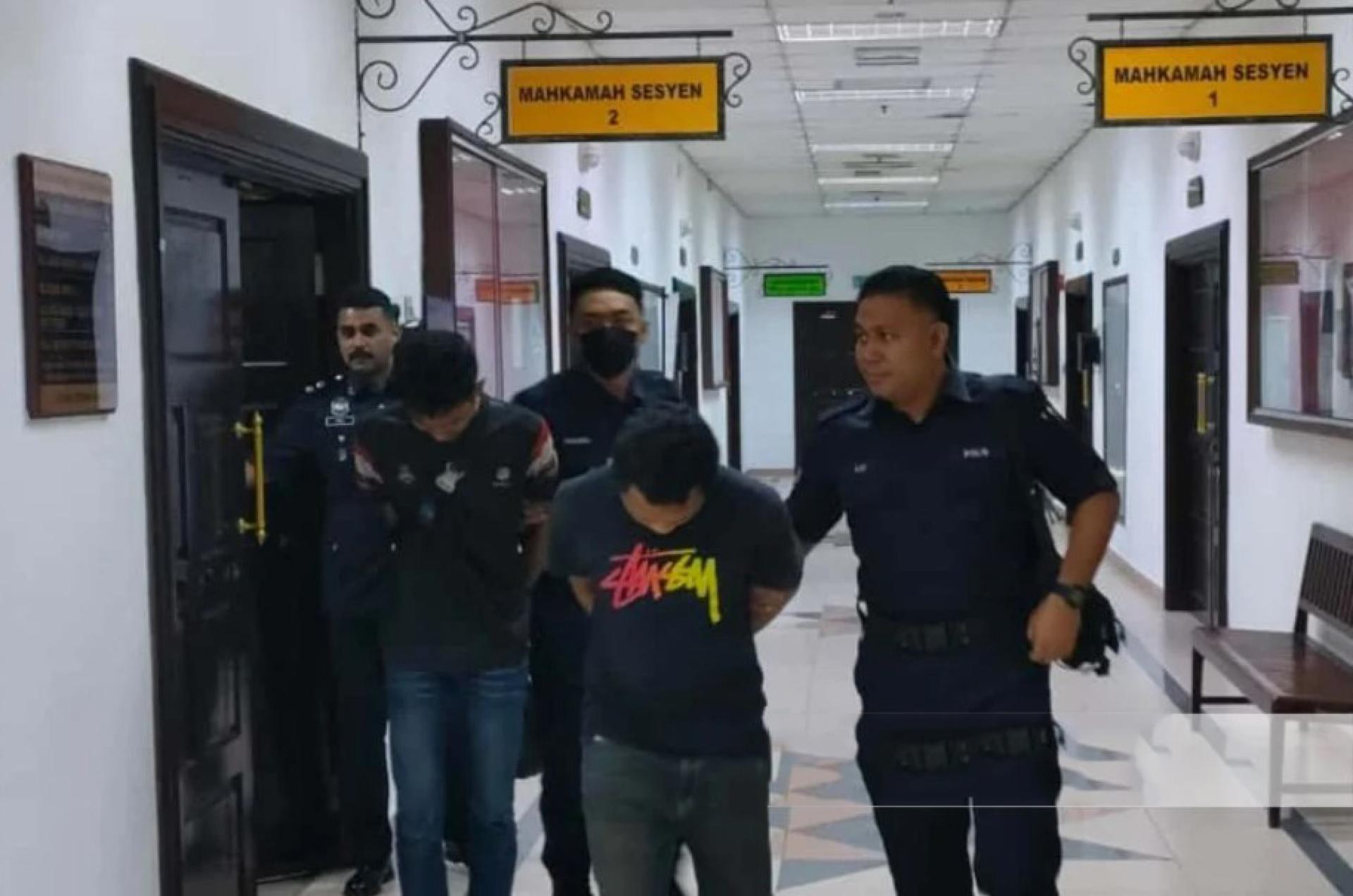 被告被押离地庭。